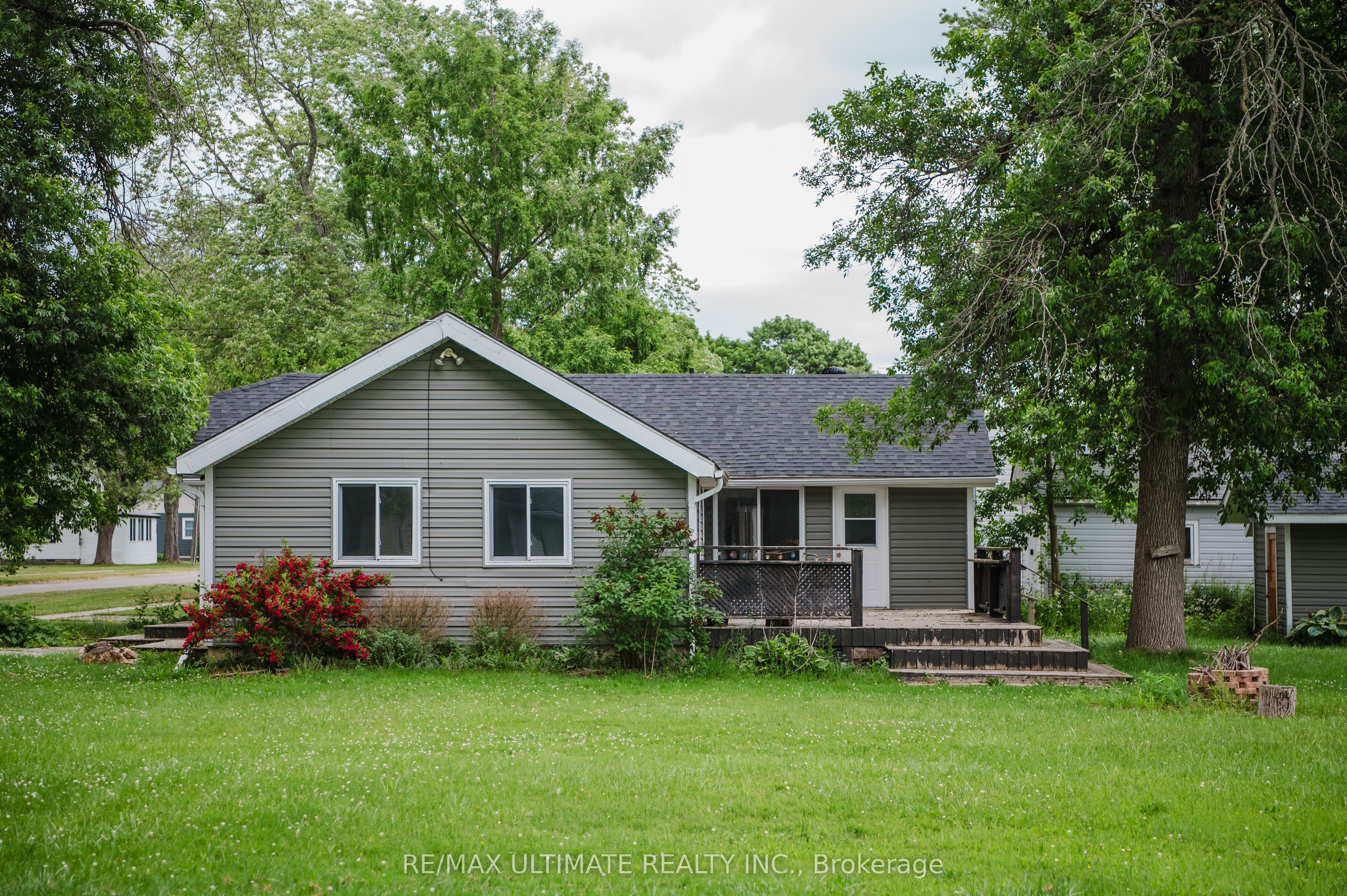 372 Helen Street Property Photo 2