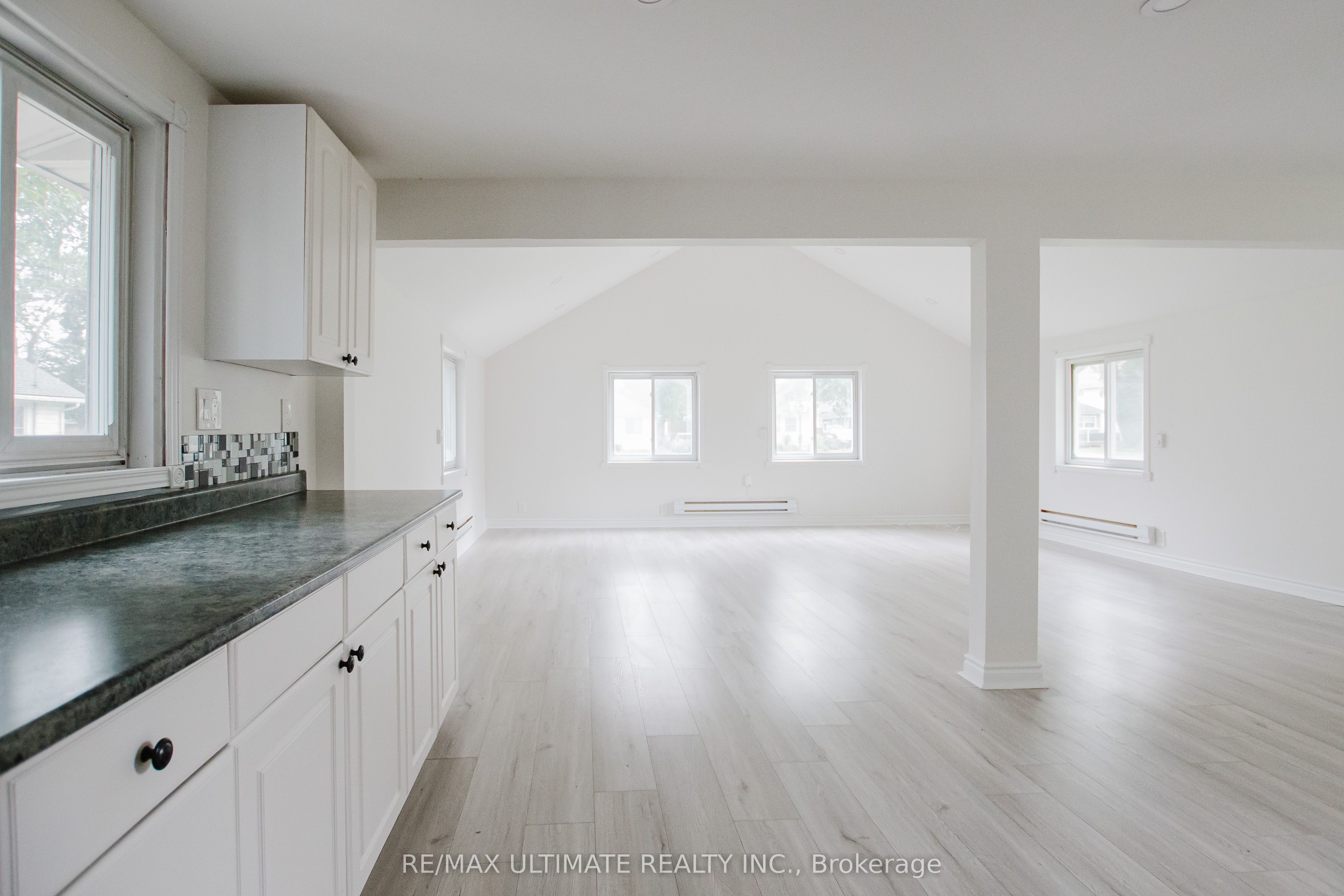 372 Helen Street Property Photo 6