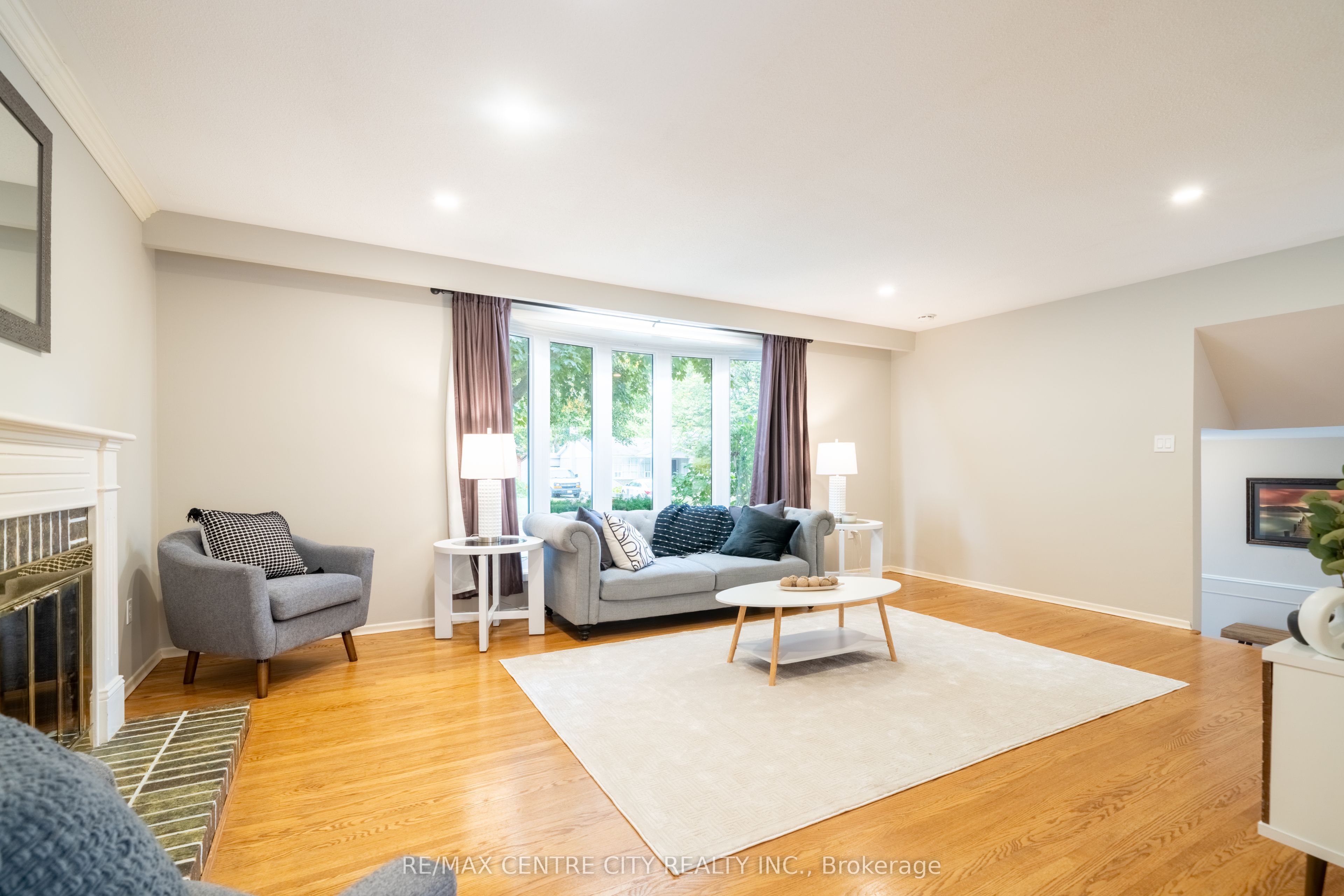 1431 Stoneybrook Crescent Property Photo 3