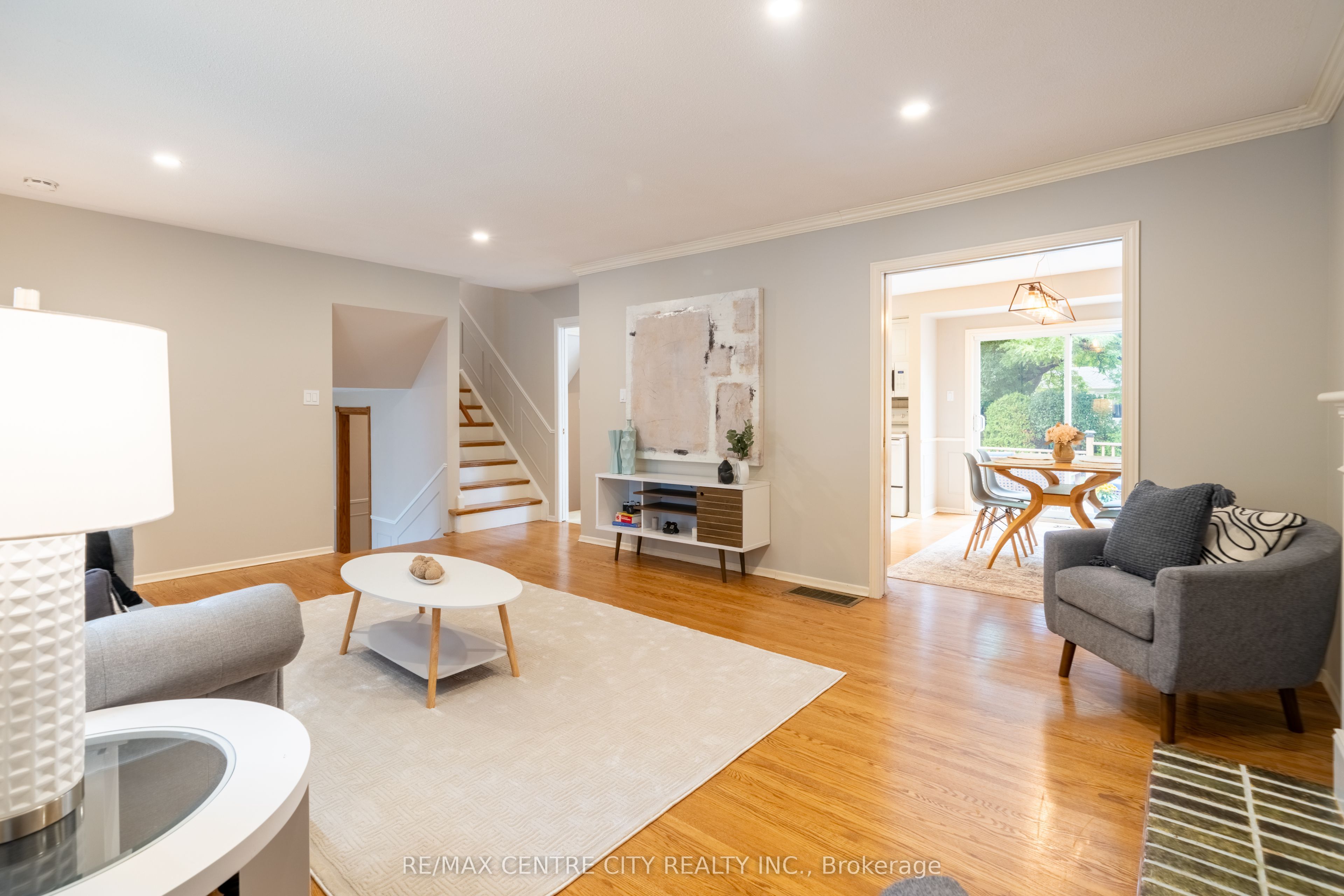 1431 Stoneybrook Crescent Property Photo 4