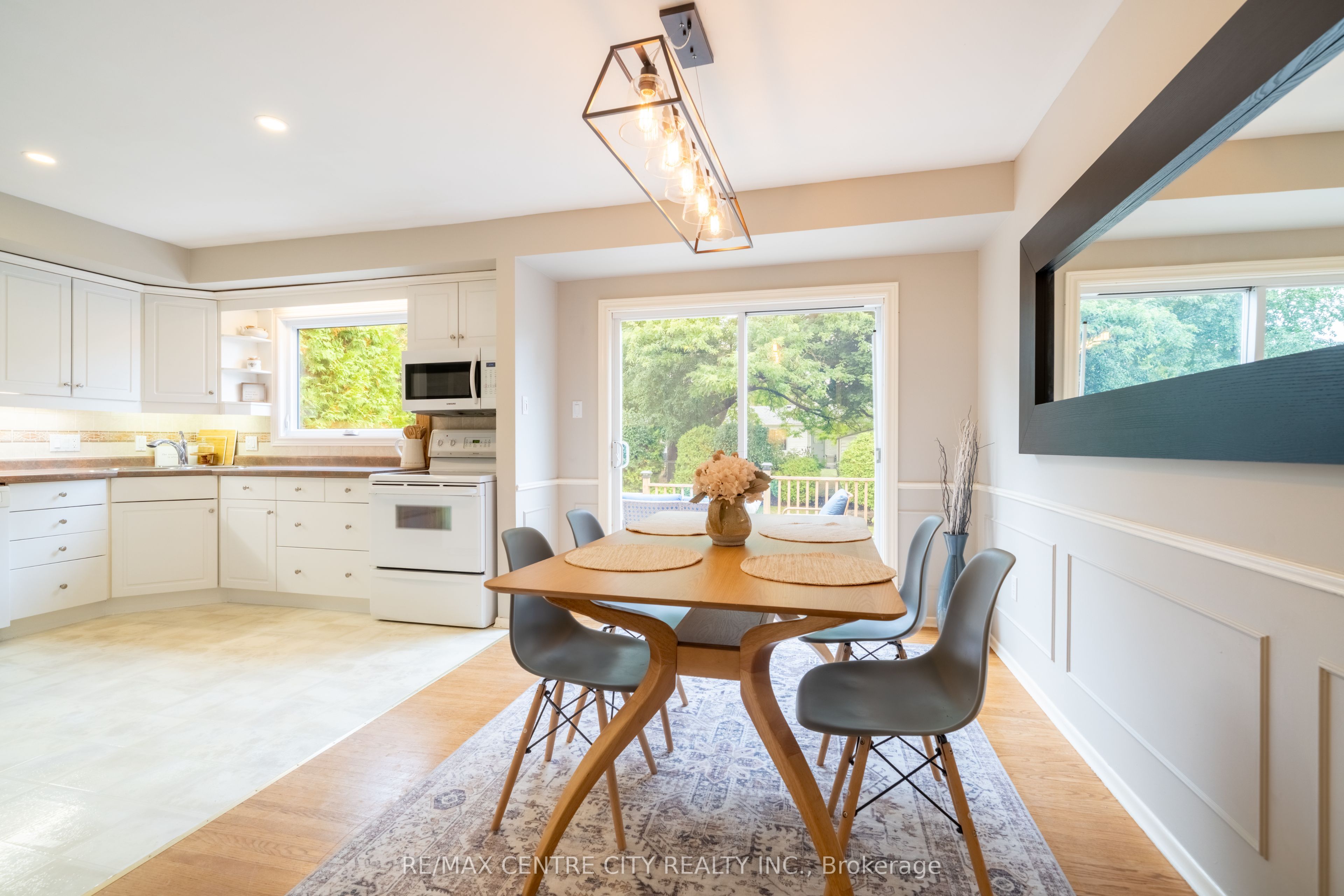 1431 Stoneybrook Crescent Property Photo 6