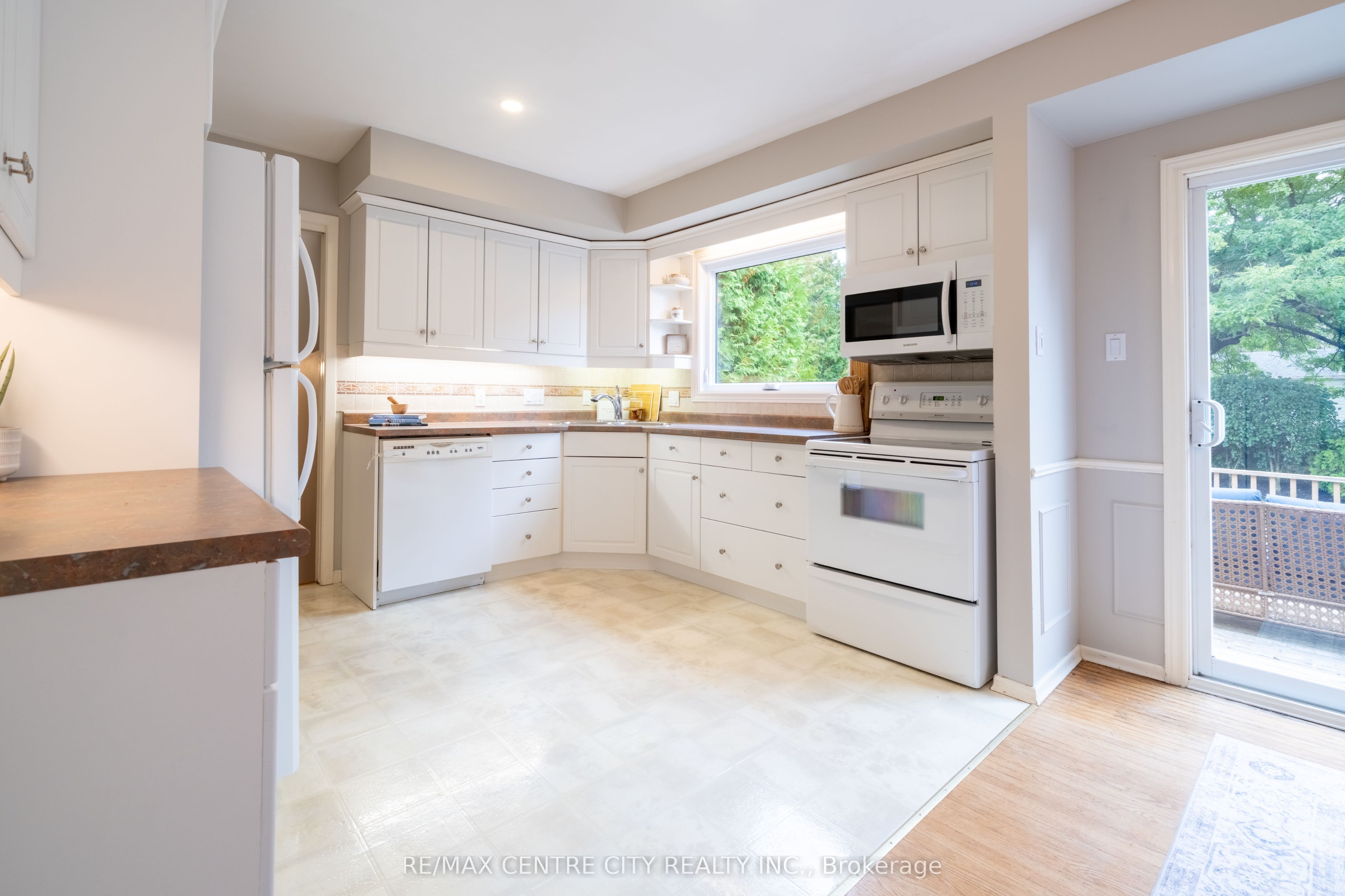 1431 Stoneybrook Crescent Property Photo 10