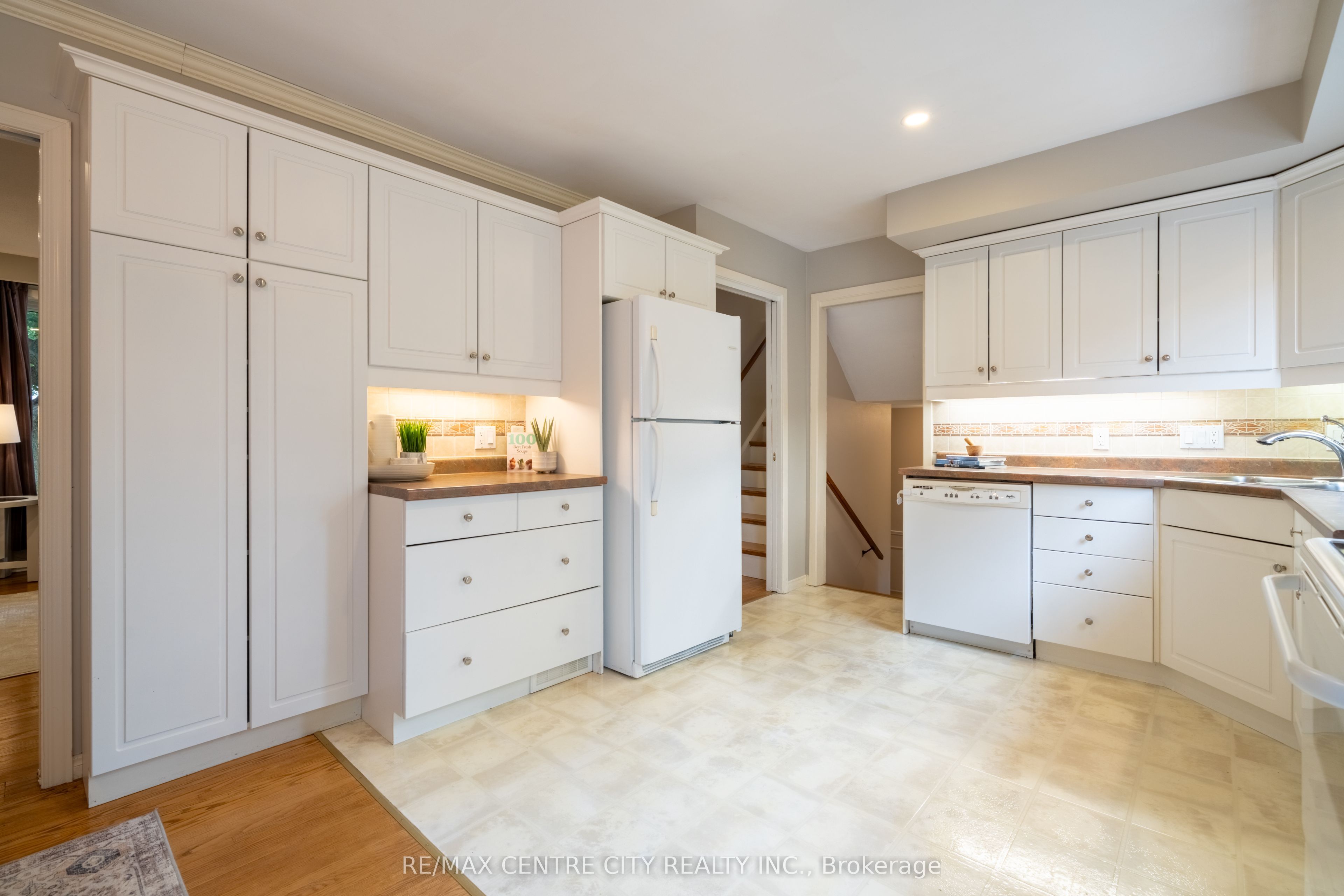 1431 Stoneybrook Crescent Property Photo 11