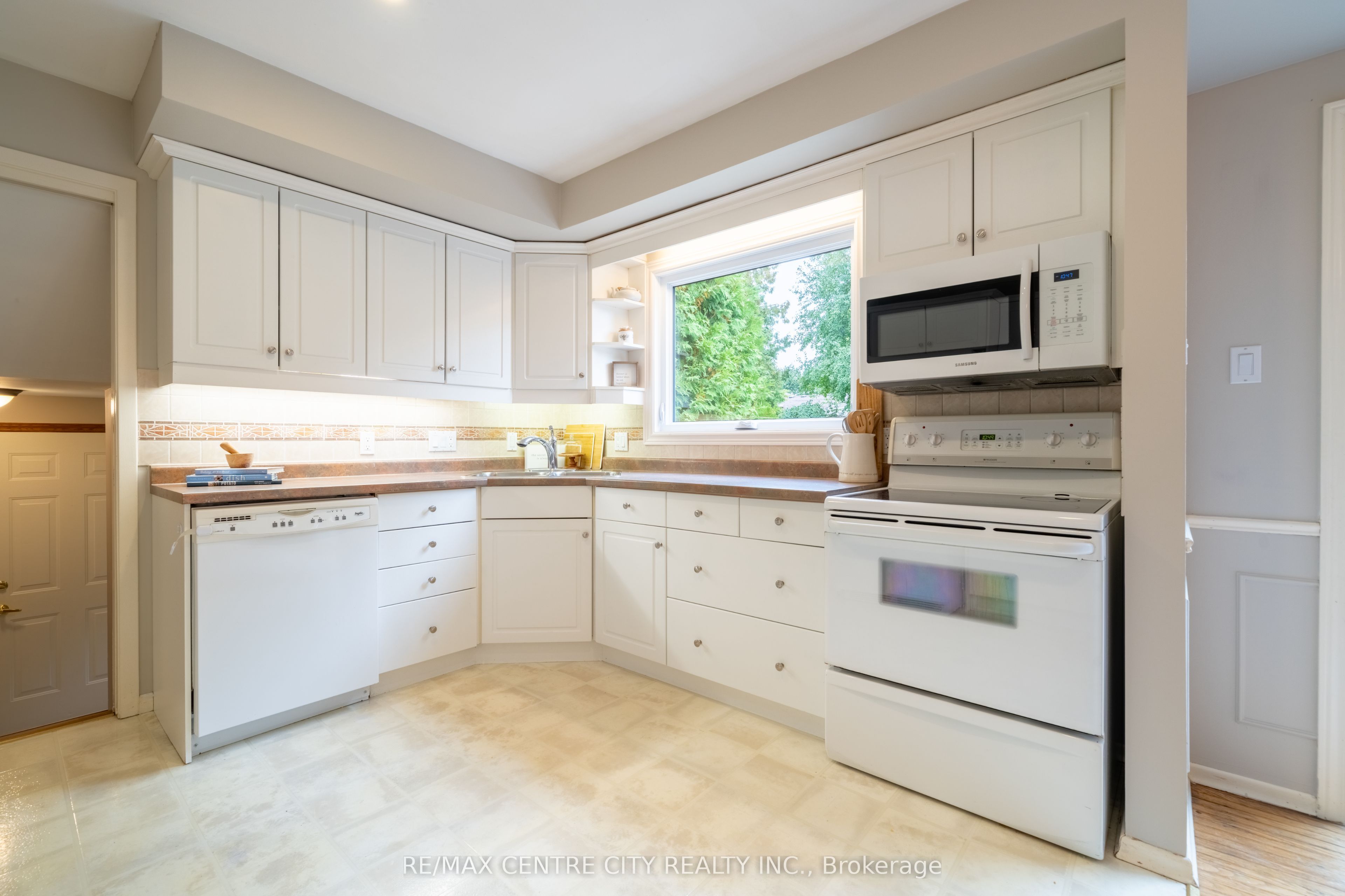 1431 Stoneybrook Crescent Property Photo 12