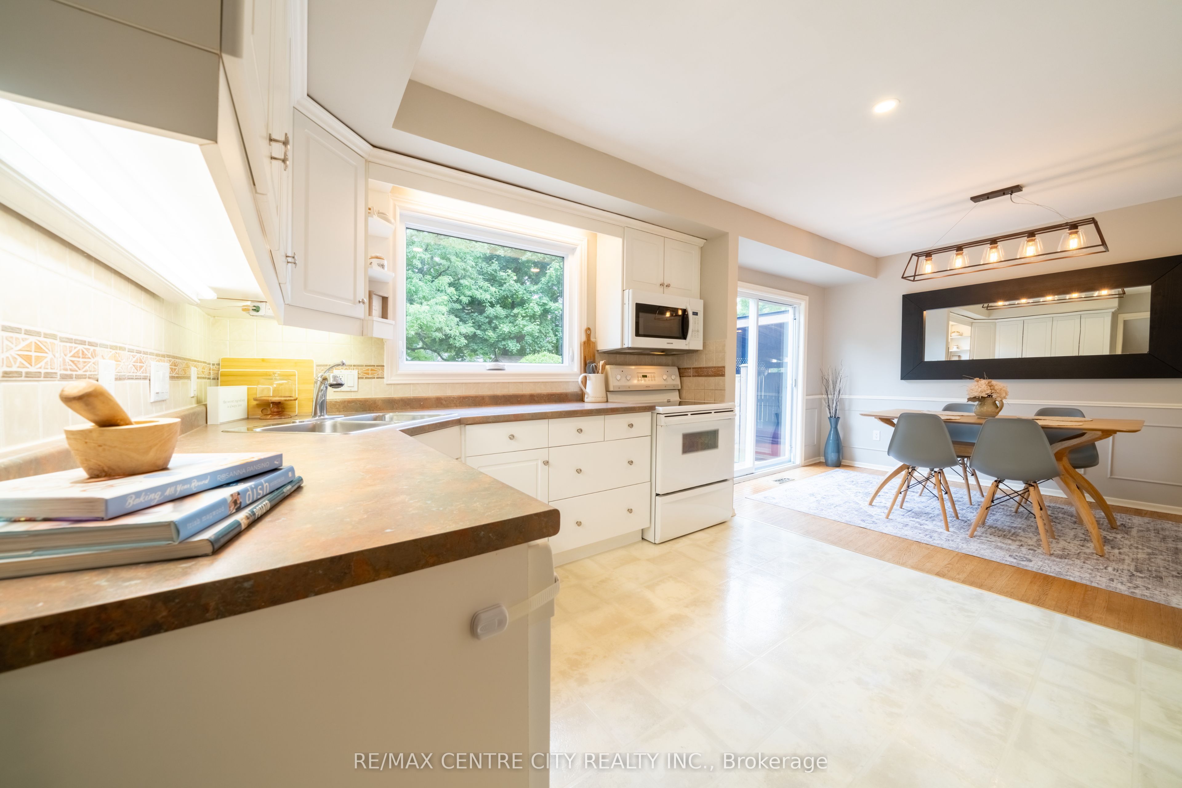 1431 Stoneybrook Crescent Property Photo 13