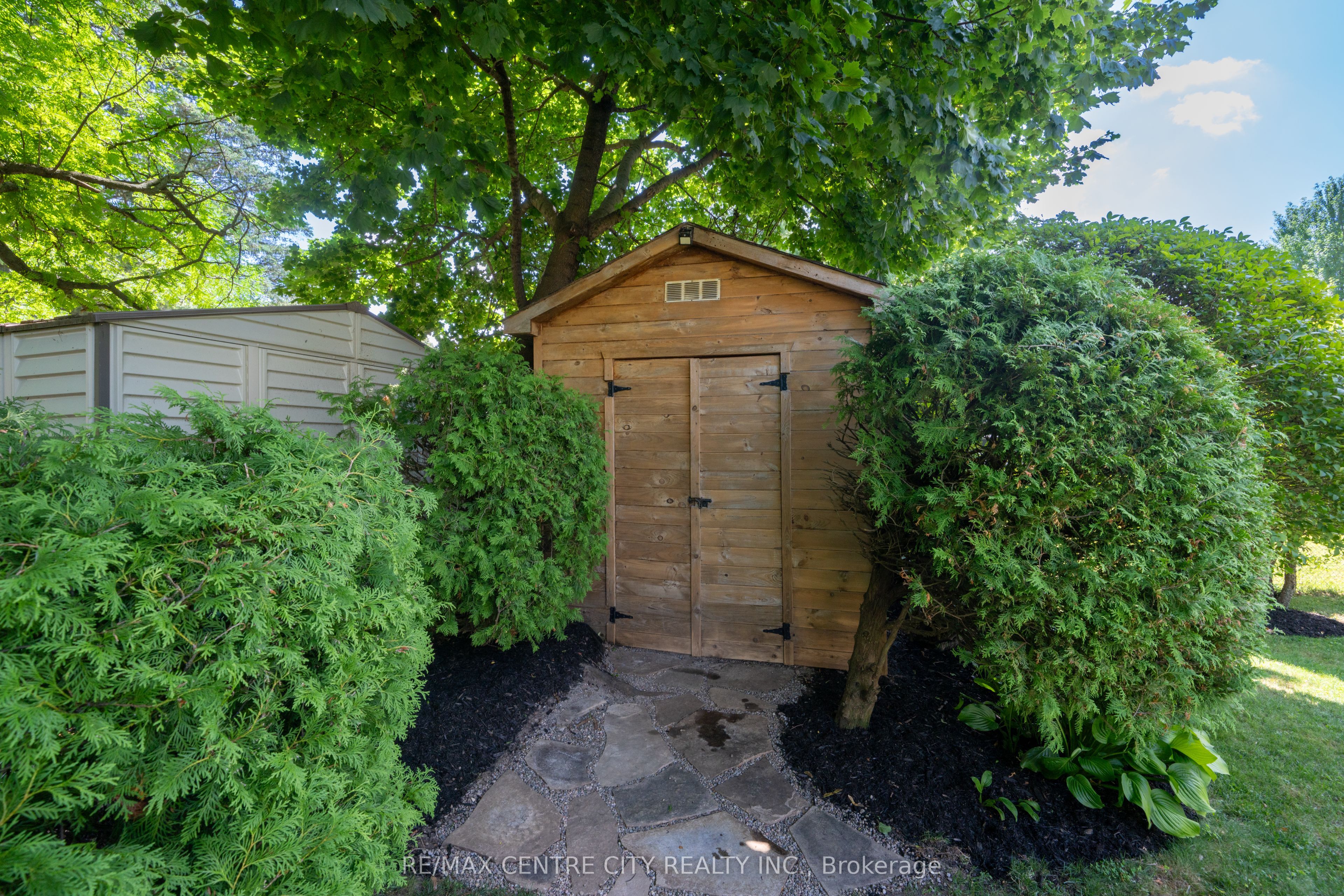 1431 Stoneybrook Crescent Property Photo 36