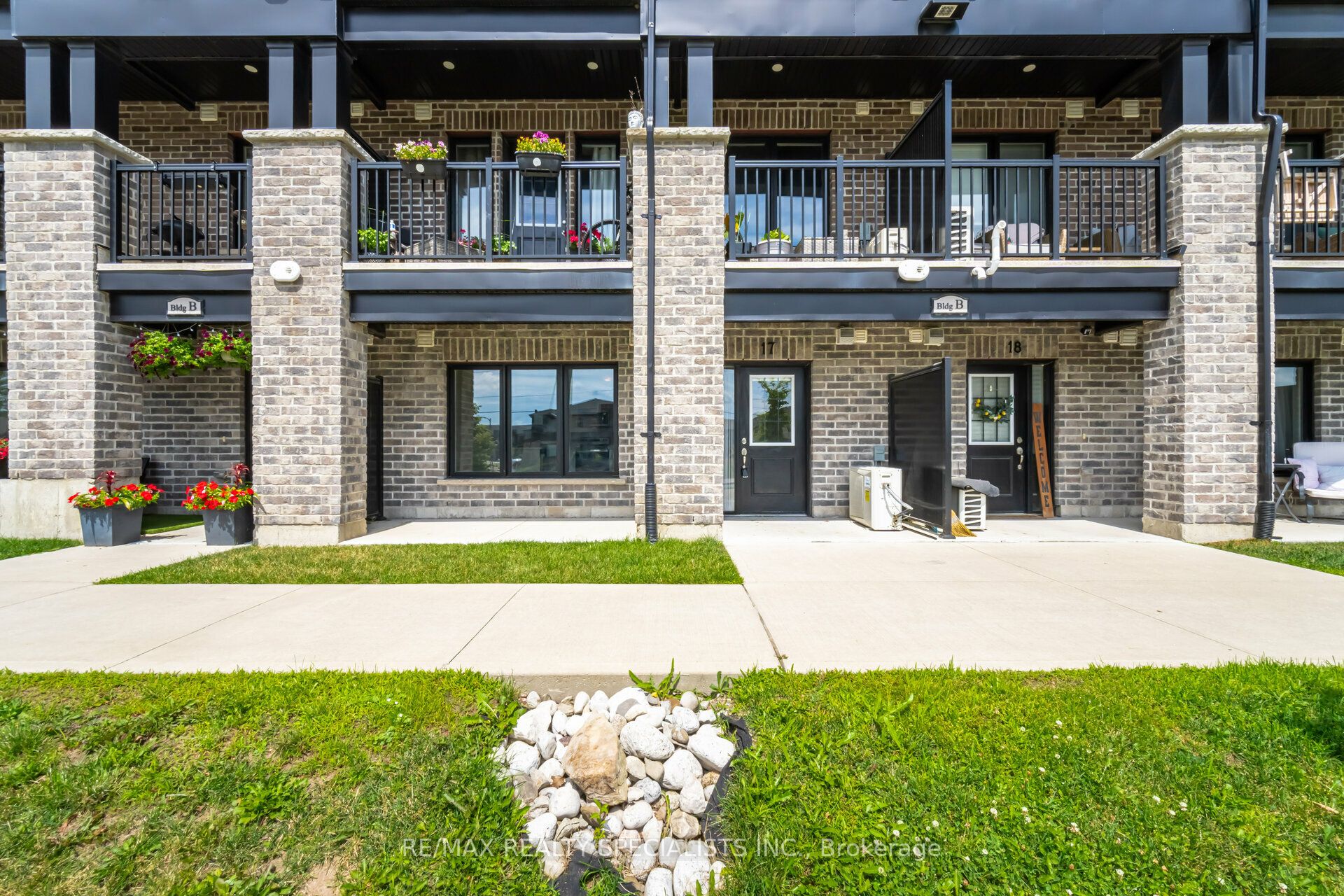 160 Rochefort Street B-17 Property Photo 1