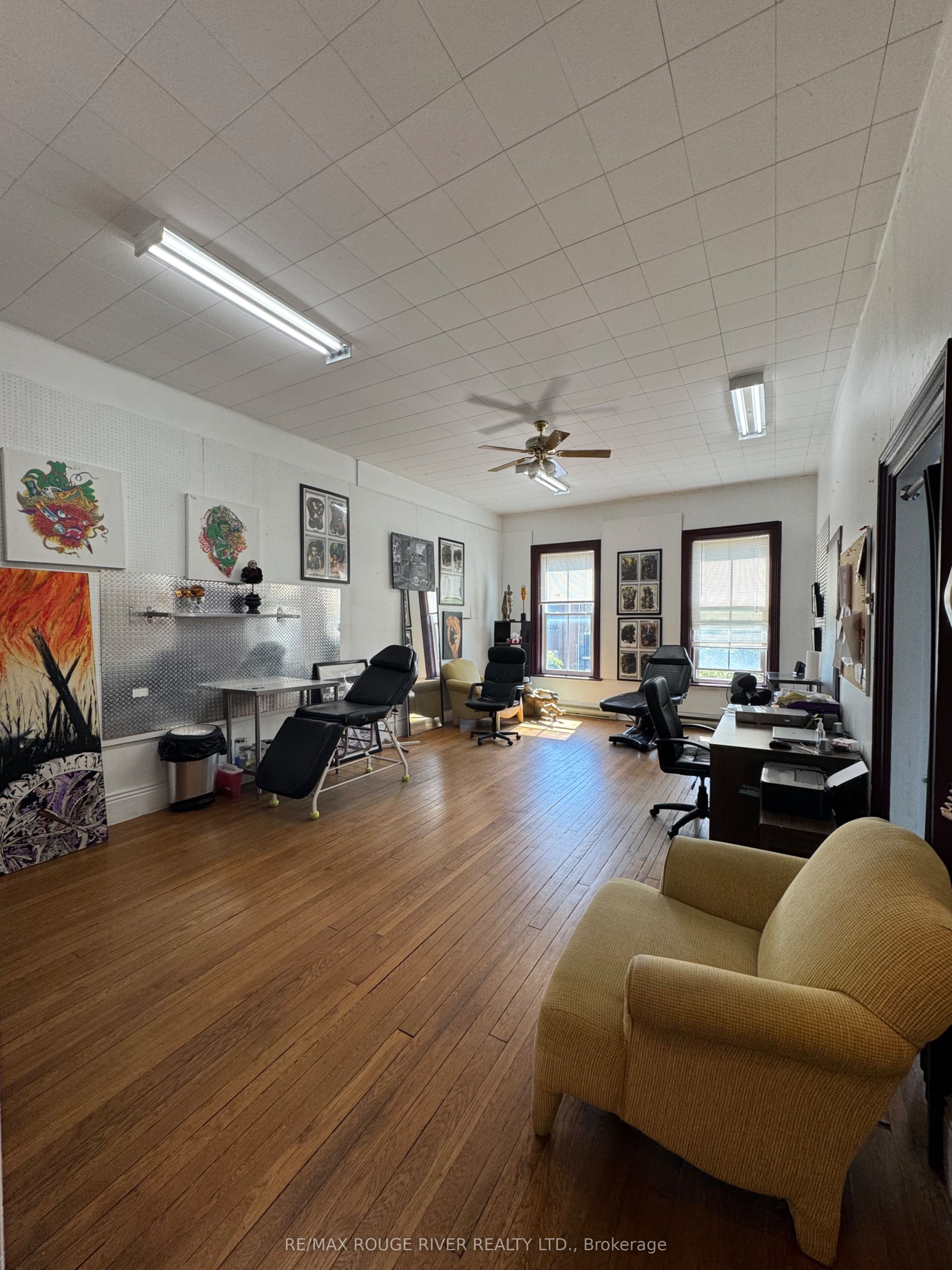 8 King Street W Property Photo 4