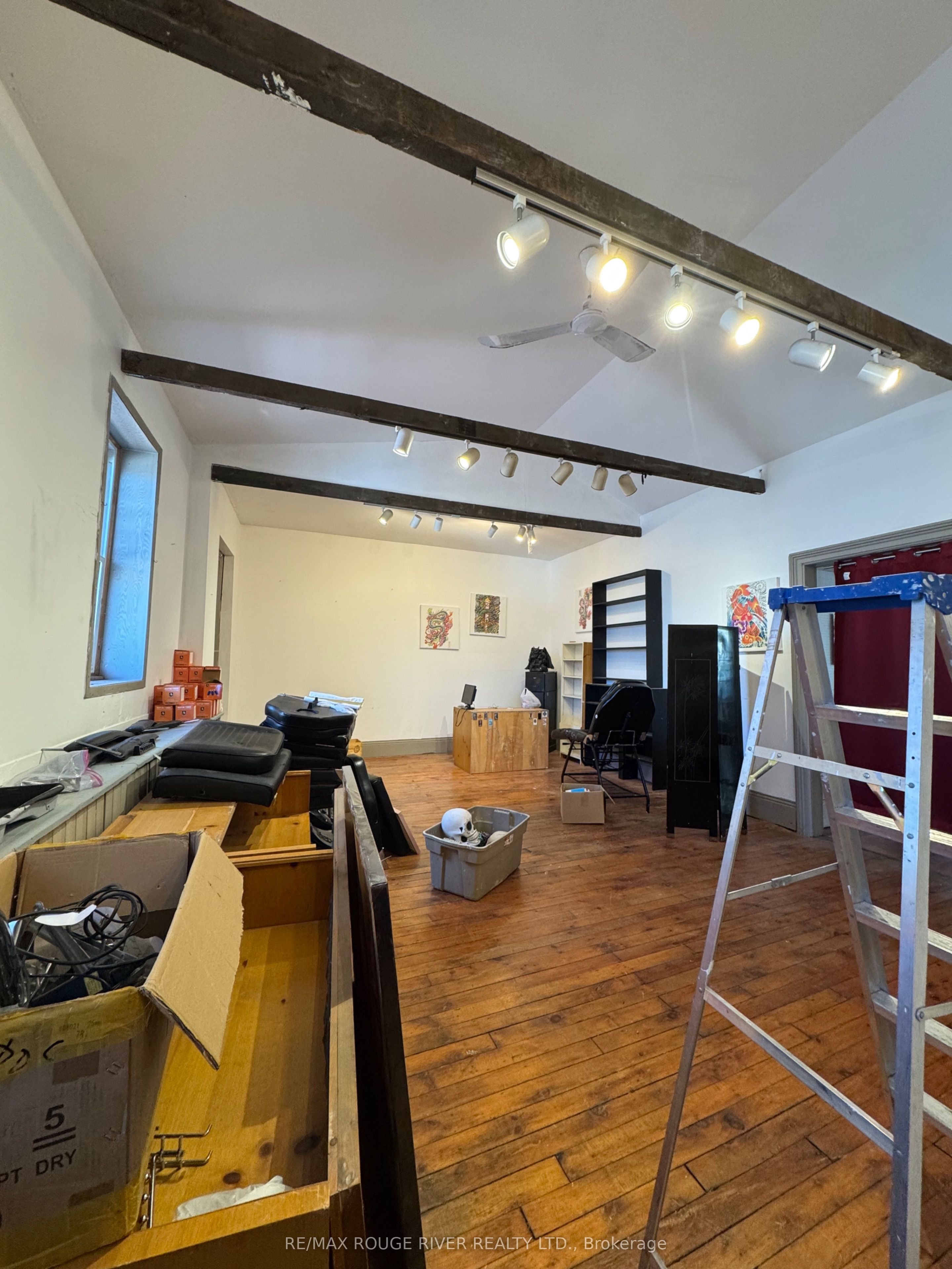 8 King Street W Property Photo 6