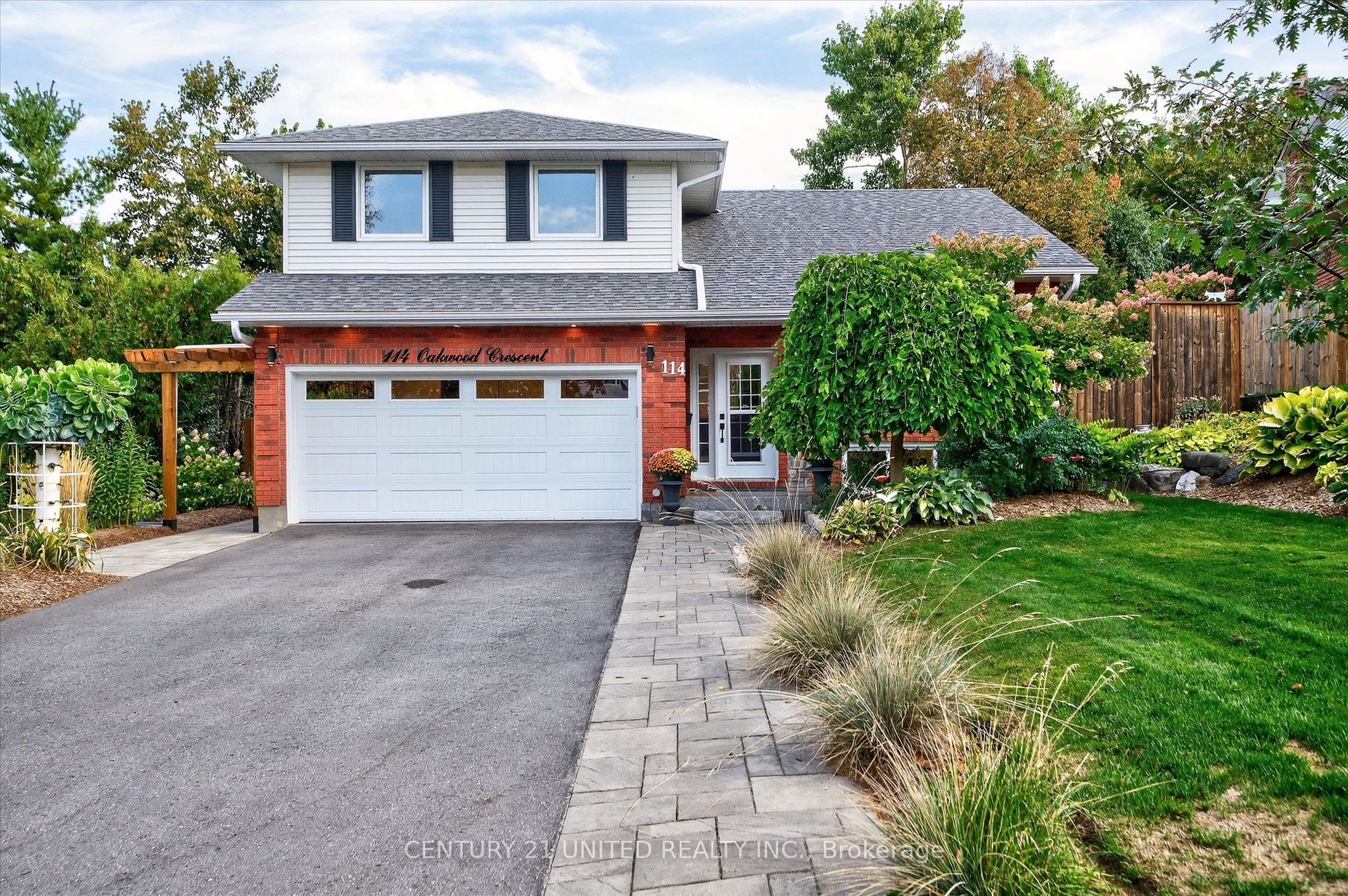 114 Oakwood Crescent Property Photo 1