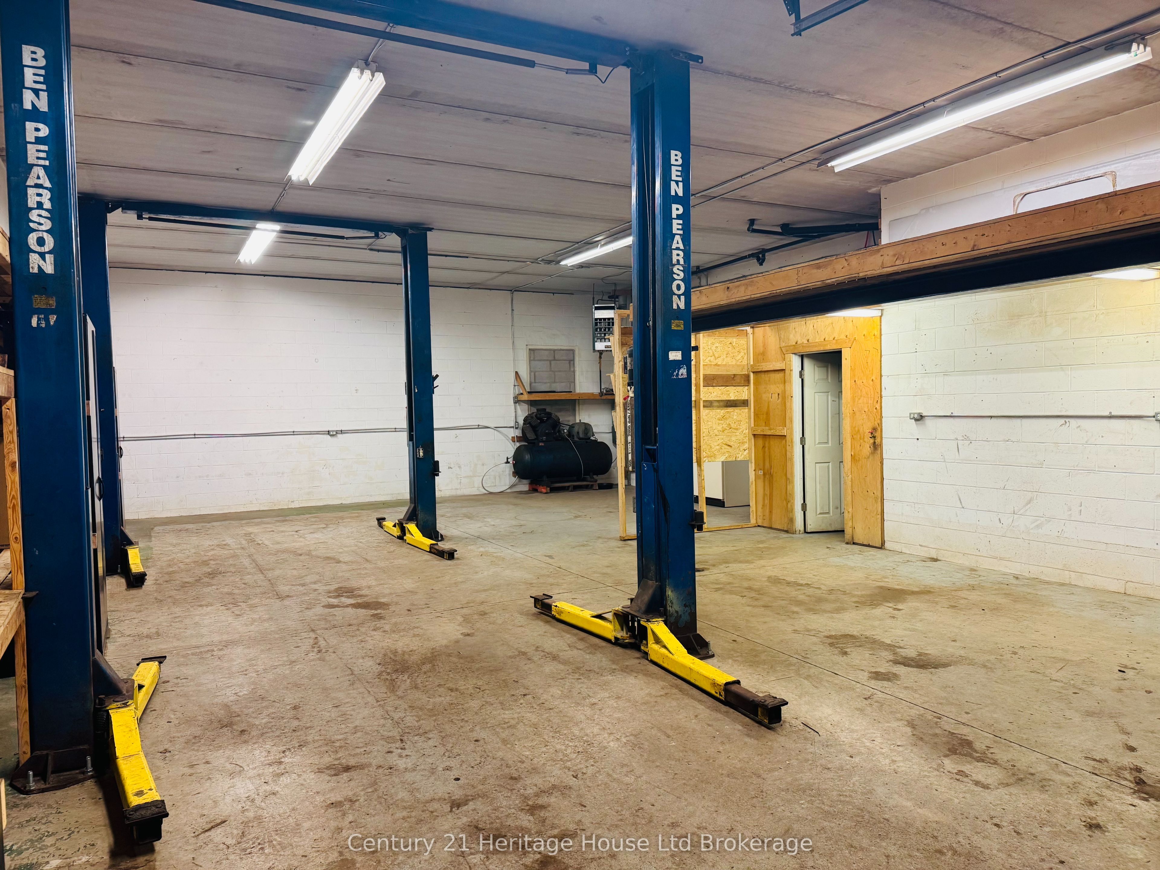 1033 Pattullo Avenue 5 Property Photo 3