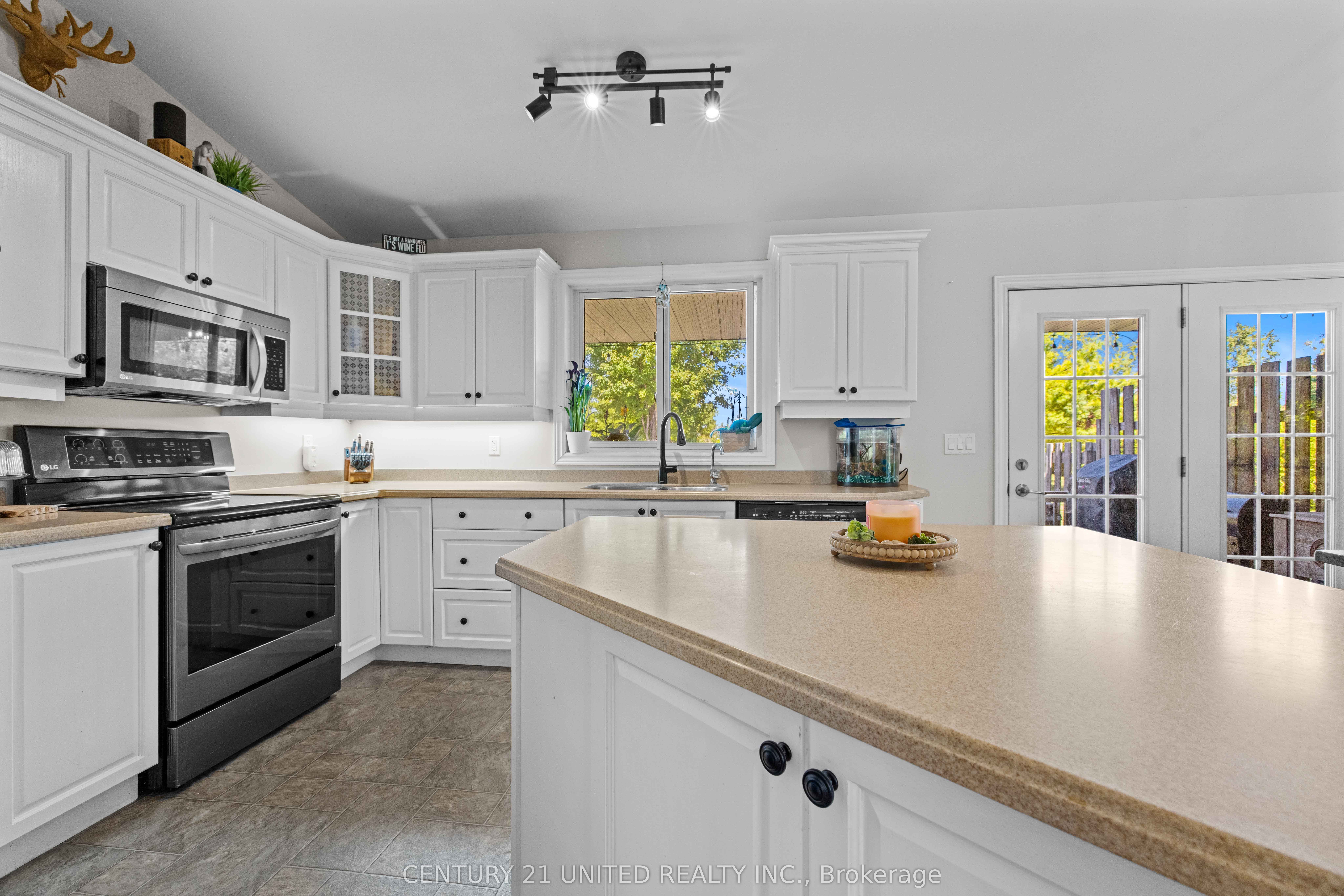 2096 Deer Bay Road Property Photo 11