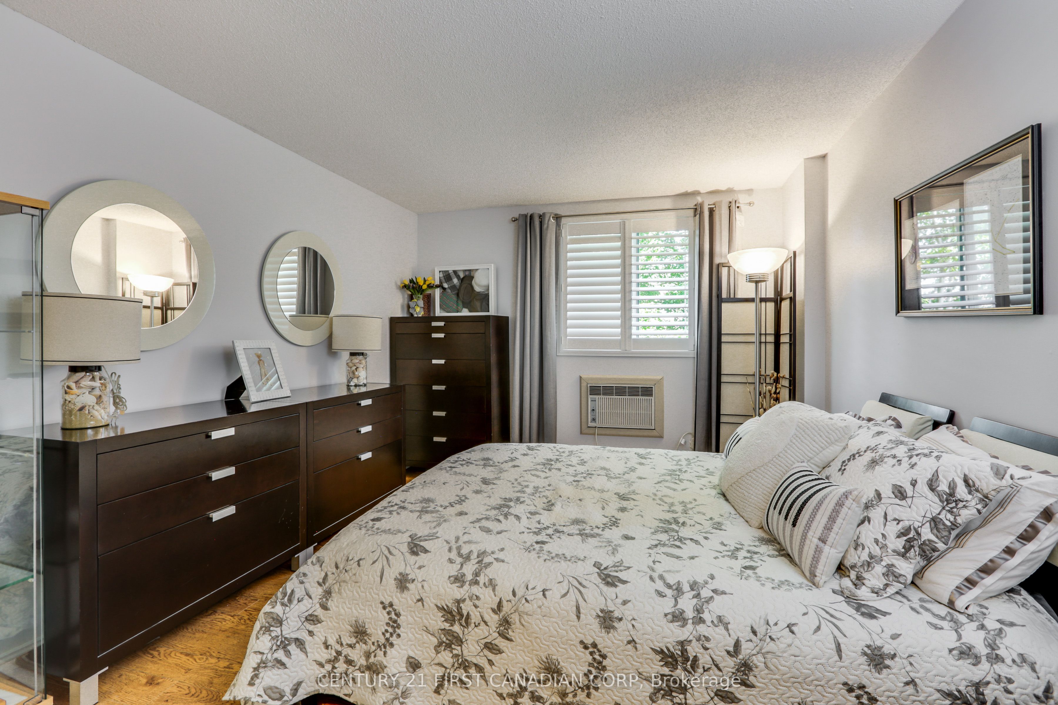 76 Base Line Road W 201 Property Photo 26