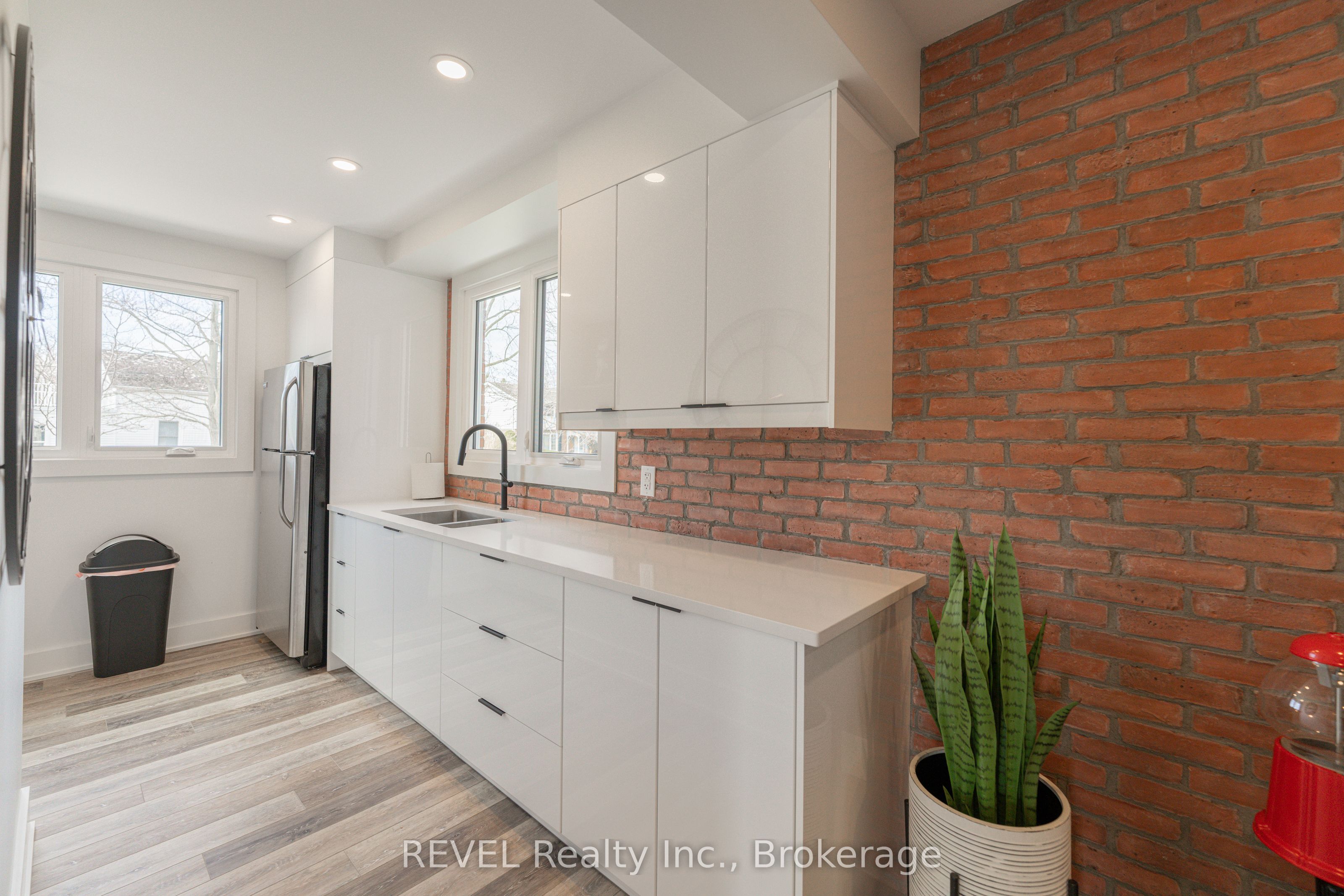 339 Mary Street Property Photo 11