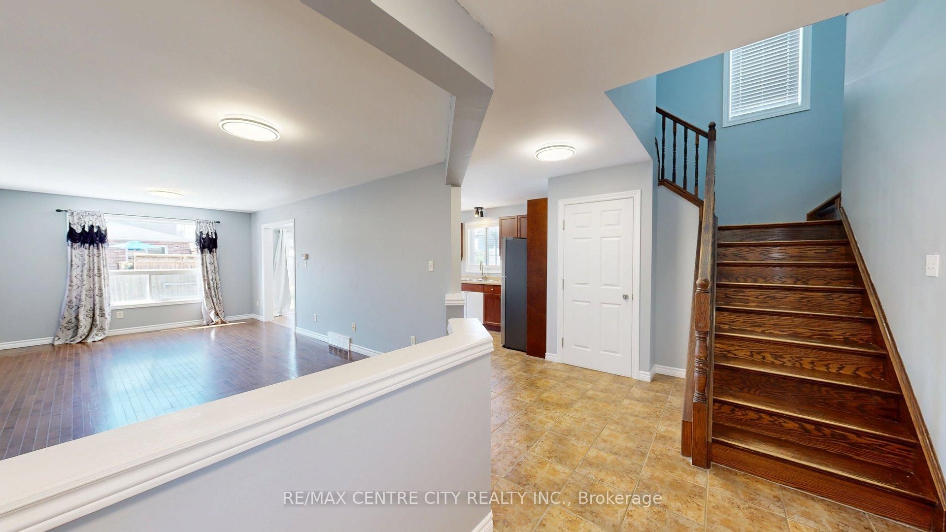 3252 Meadowgate Boulevard Upper Property Photo 3