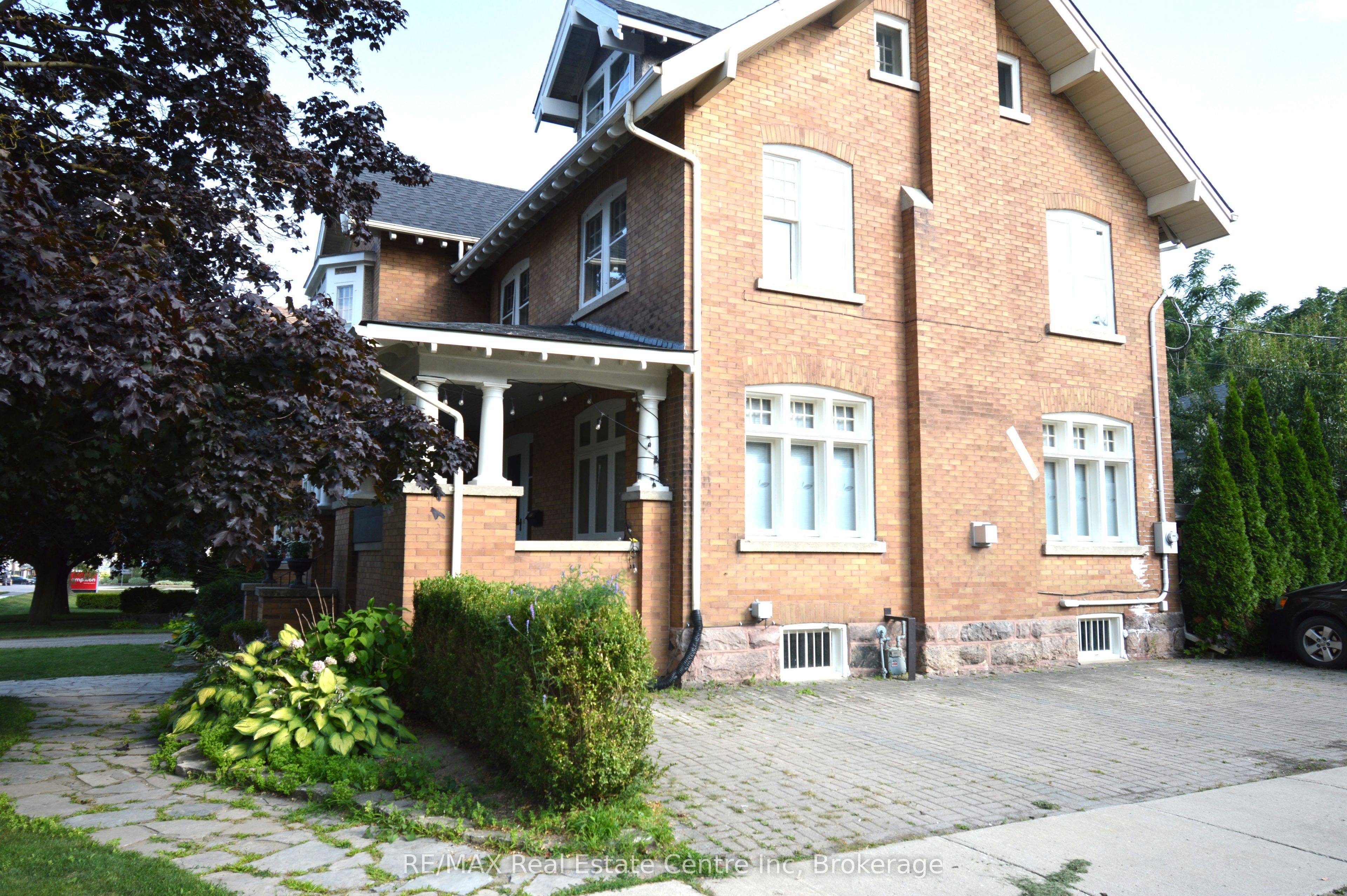 390 Main Street W Property Photo 4