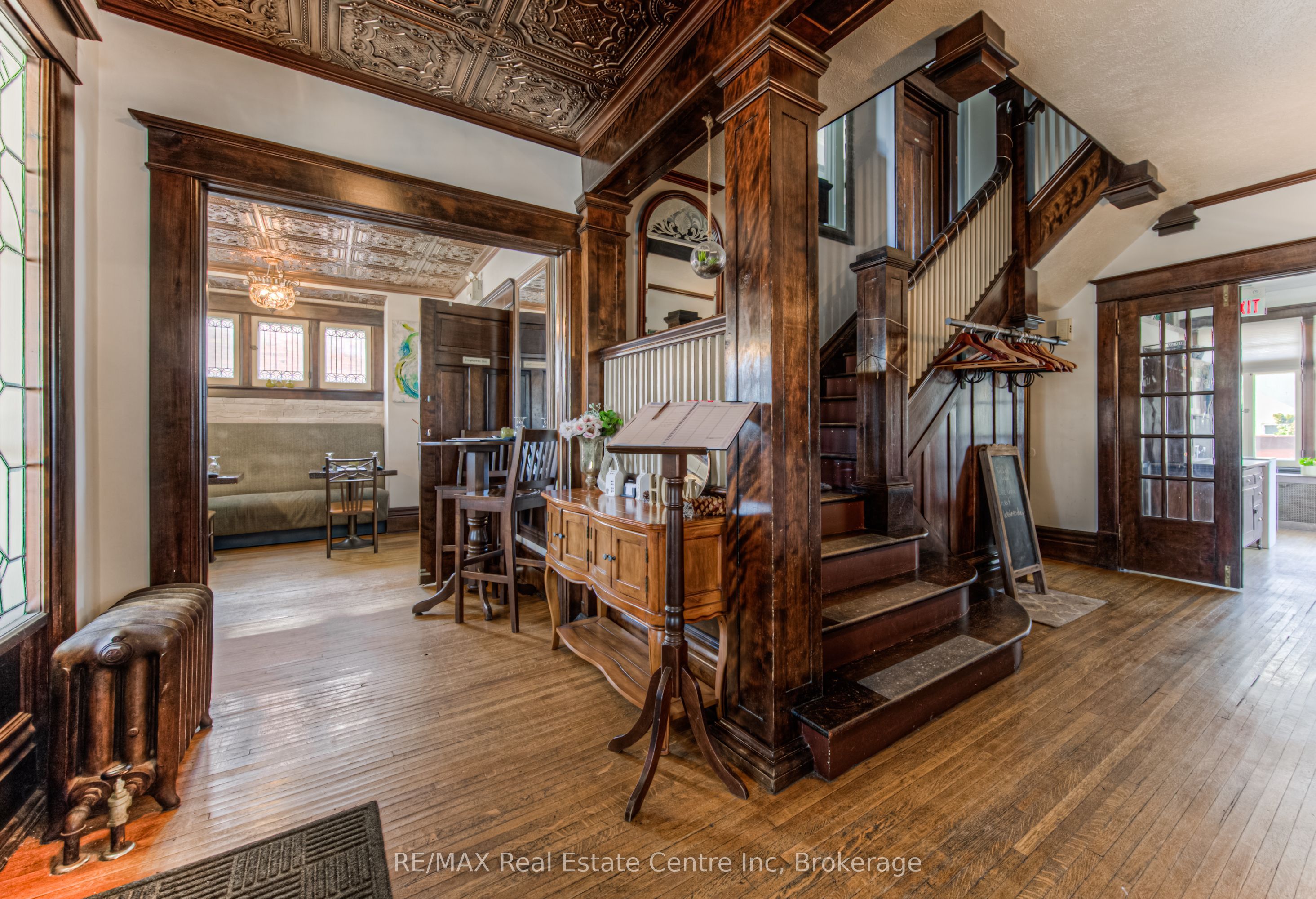 390 Main Street W Property Photo 5