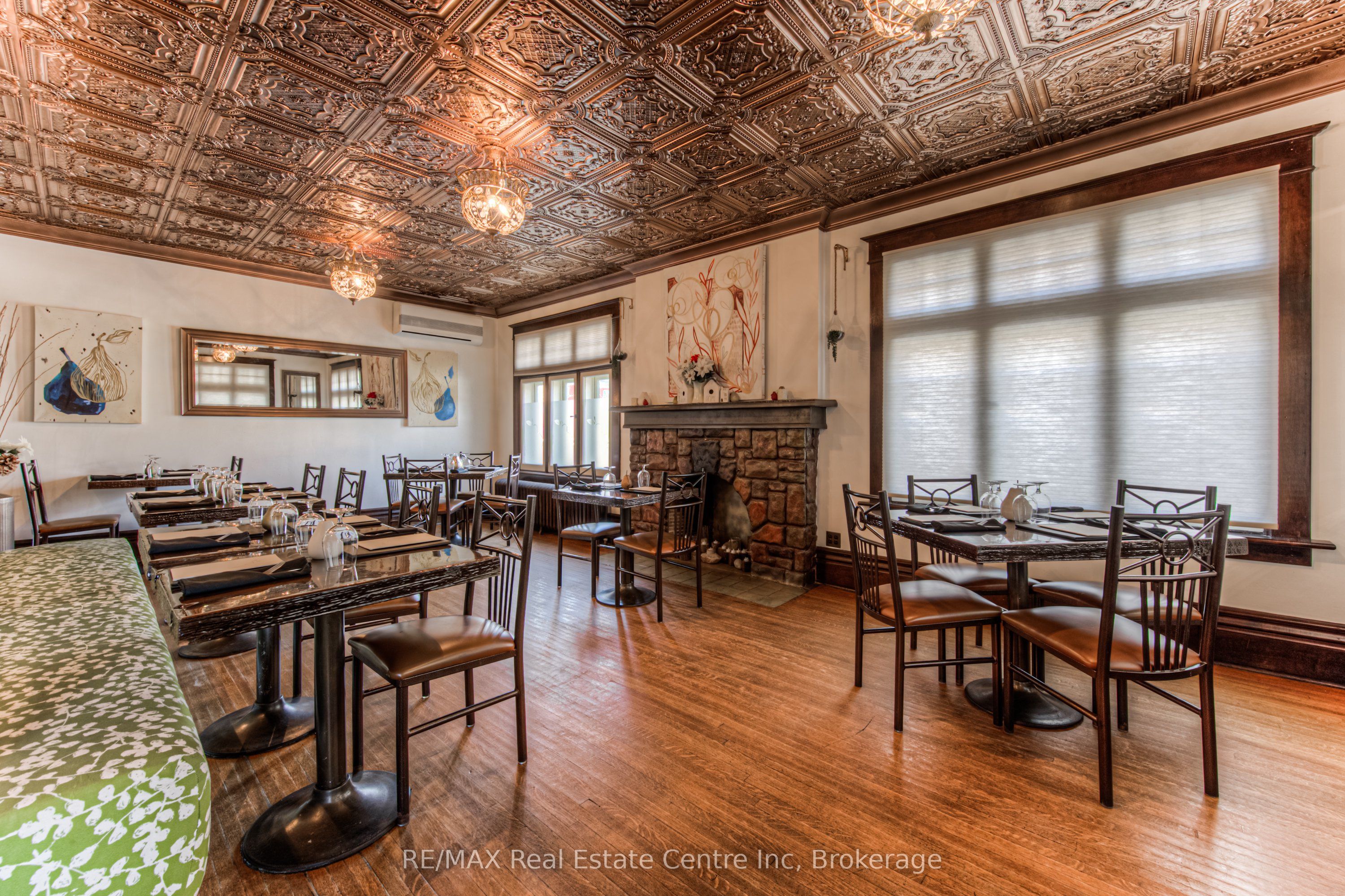 390 Main Street W Property Photo 6