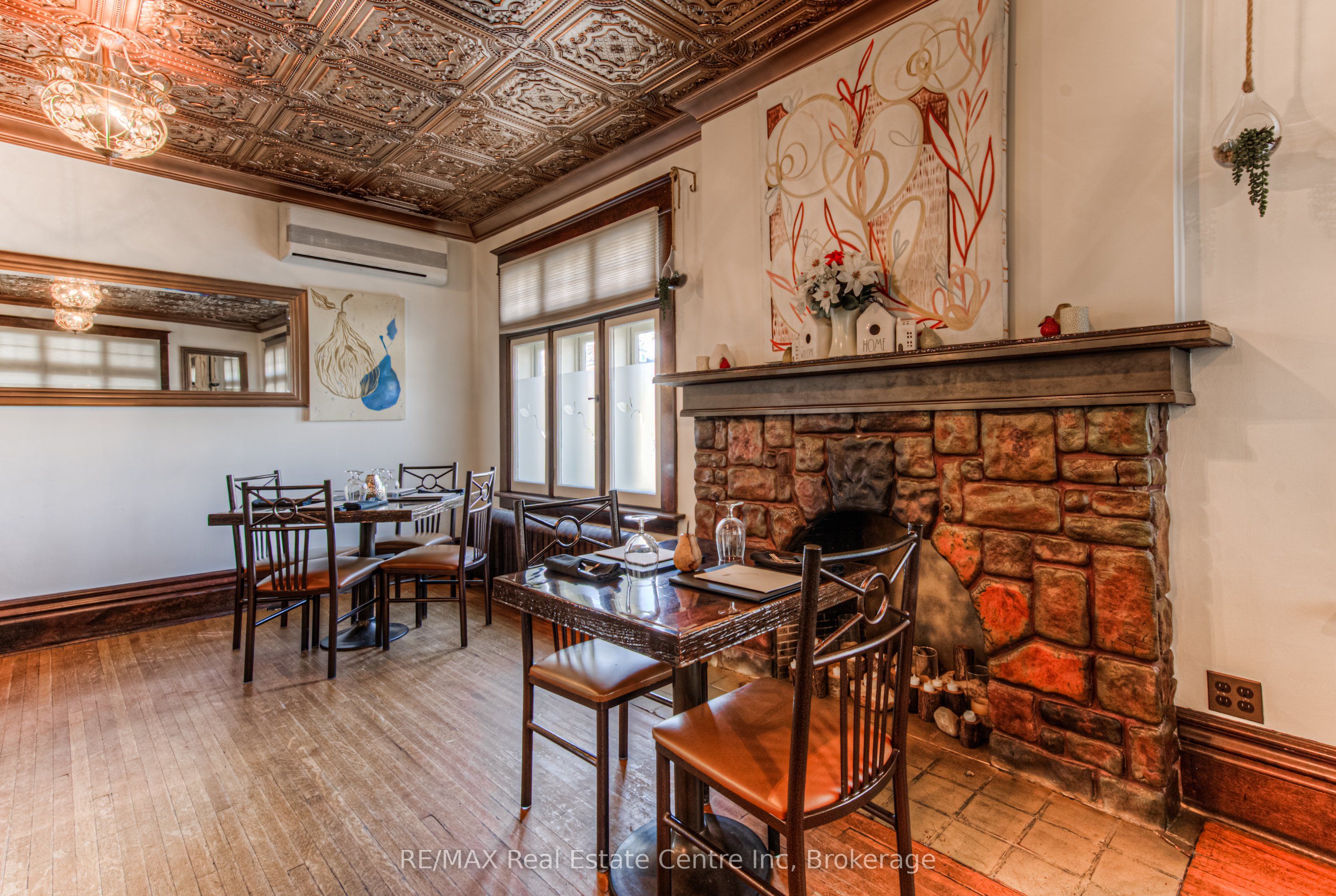 390 Main Street W Property Photo 8