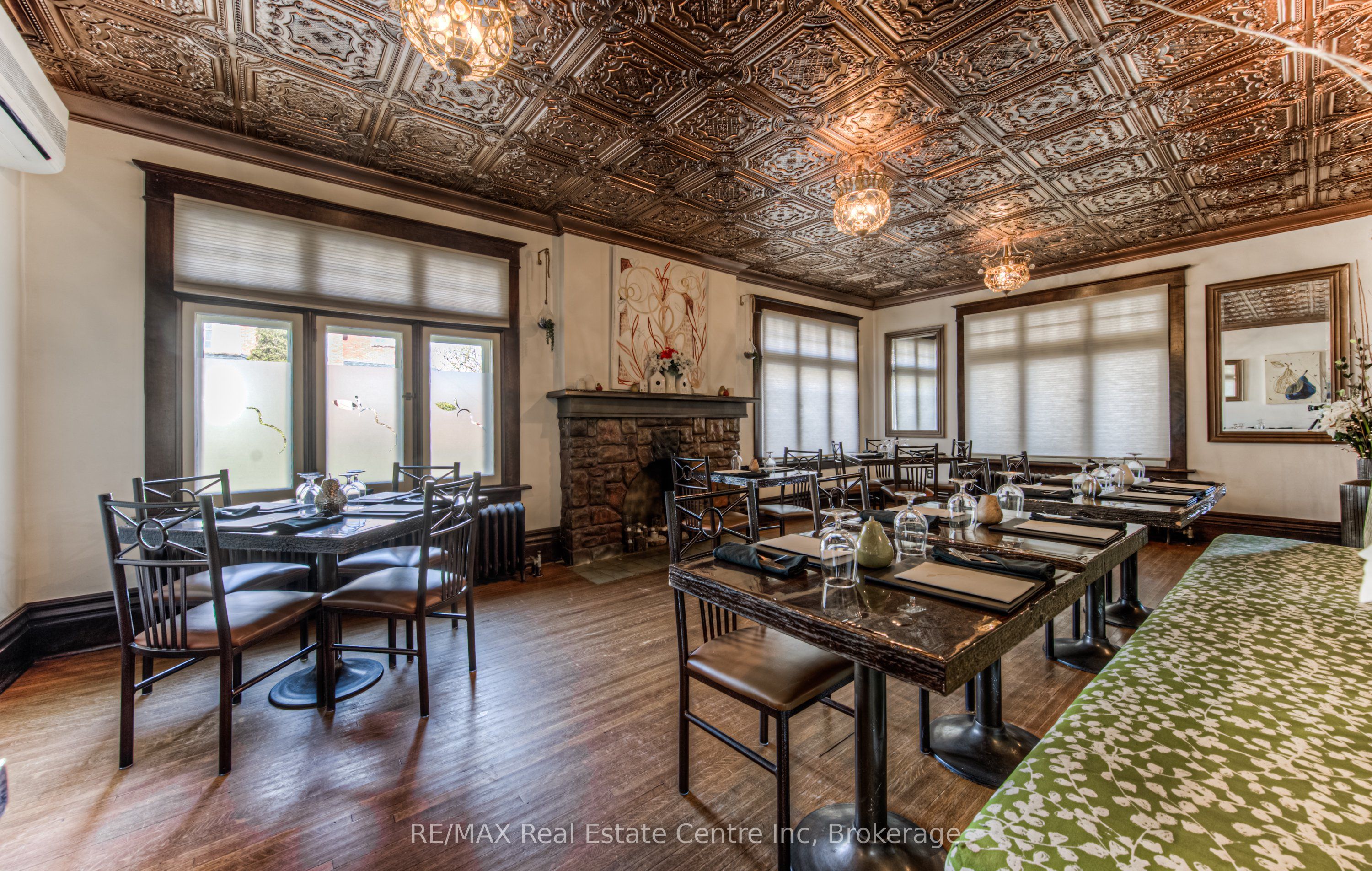 390 Main Street W Property Photo 9