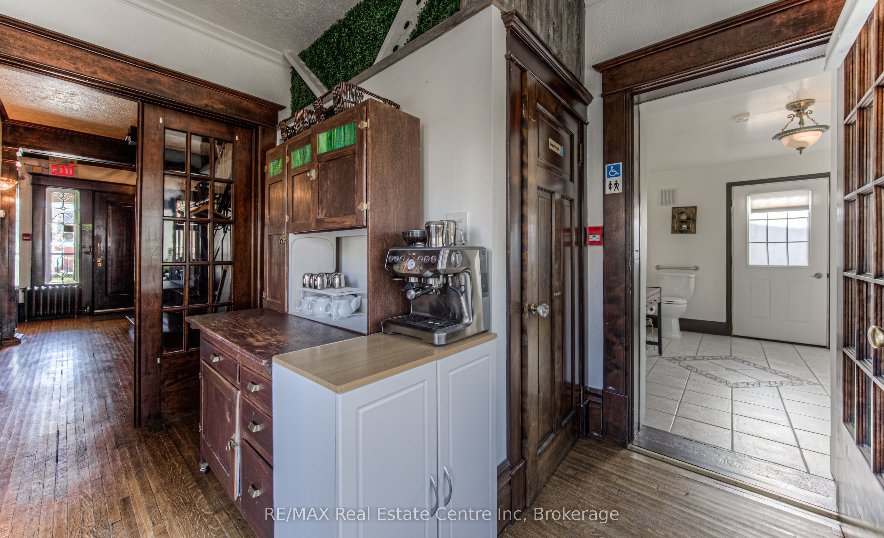 390 Main Street W Property Photo 11