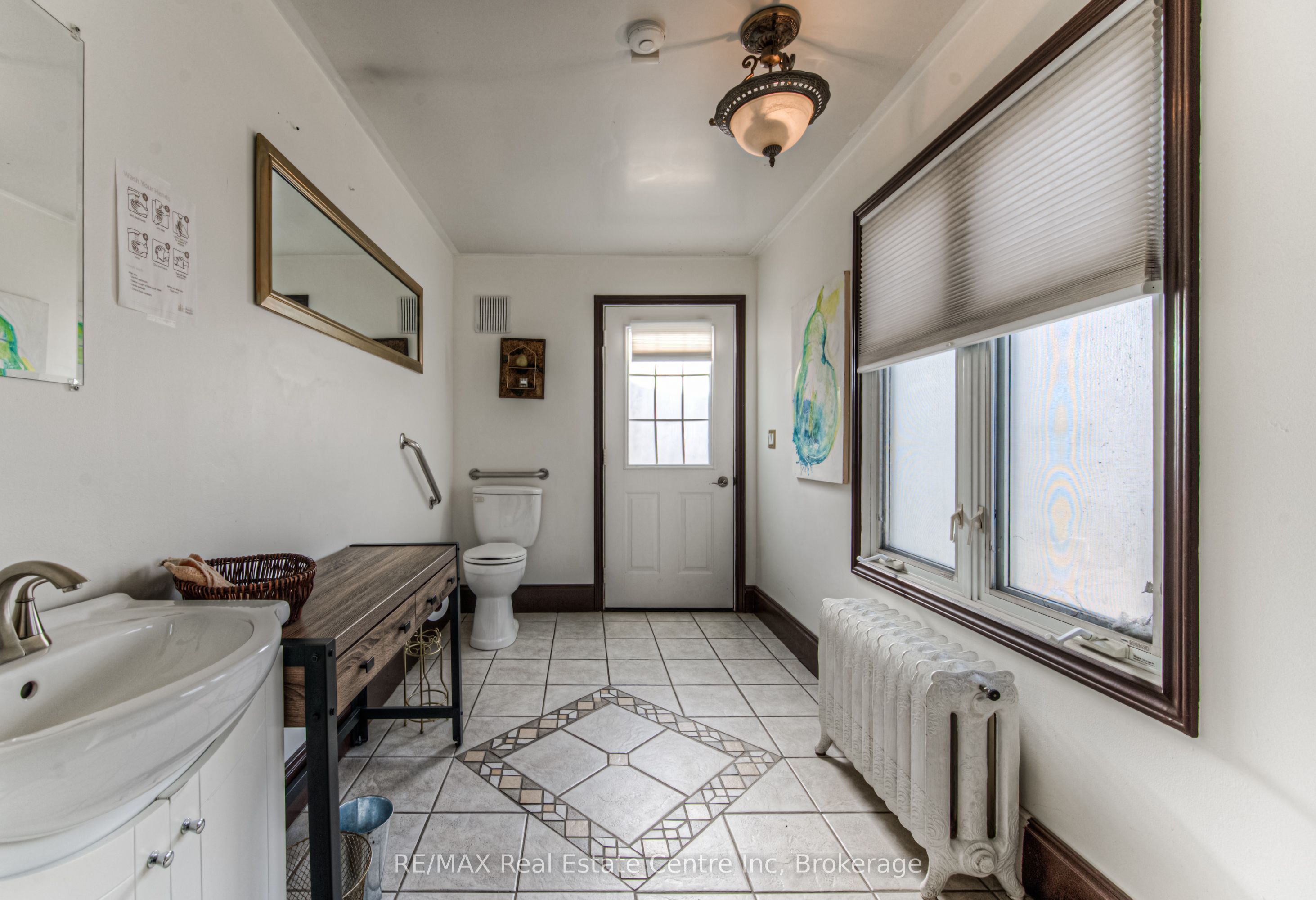 390 Main Street W Property Photo 12