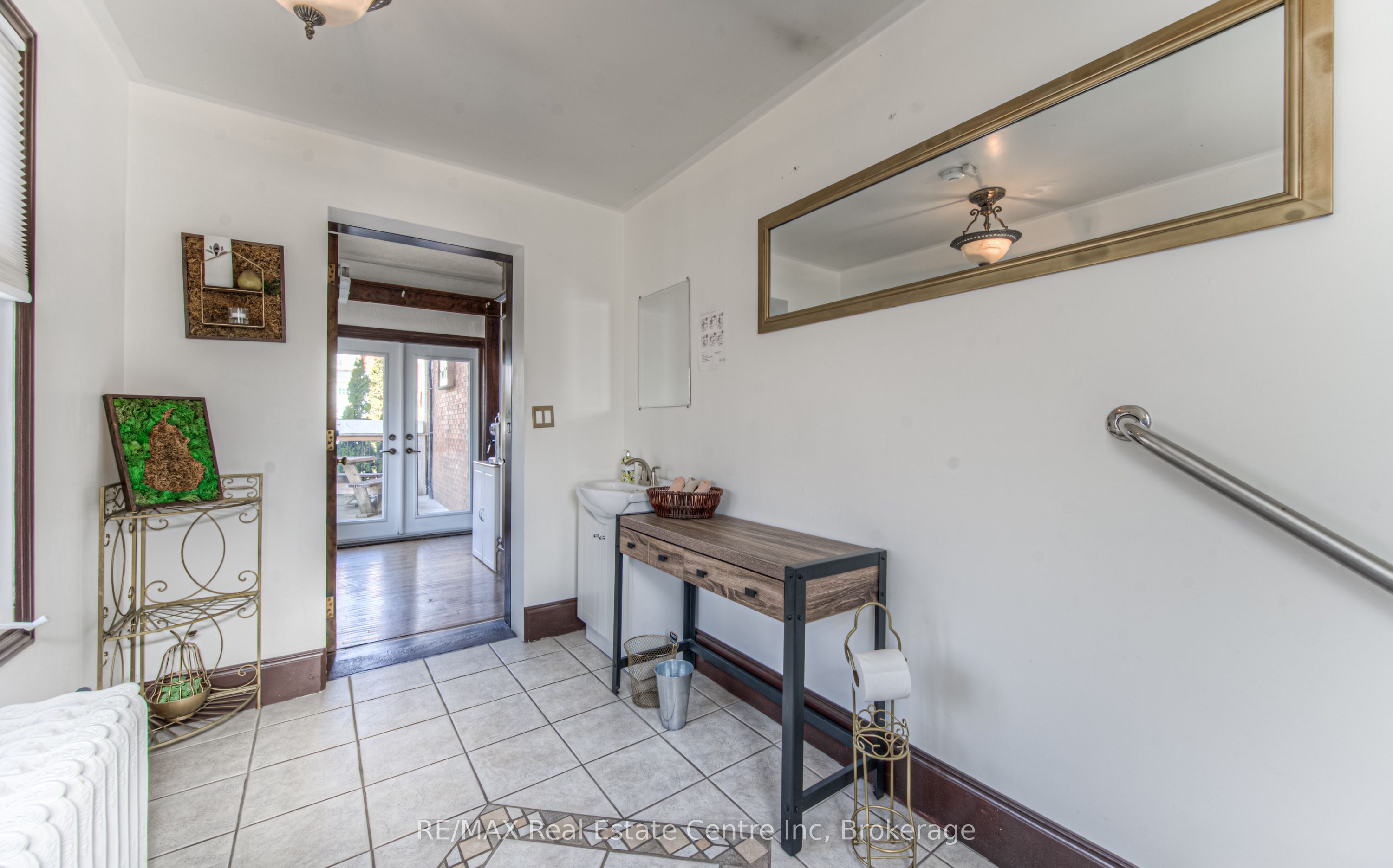 390 Main Street W Property Photo 13