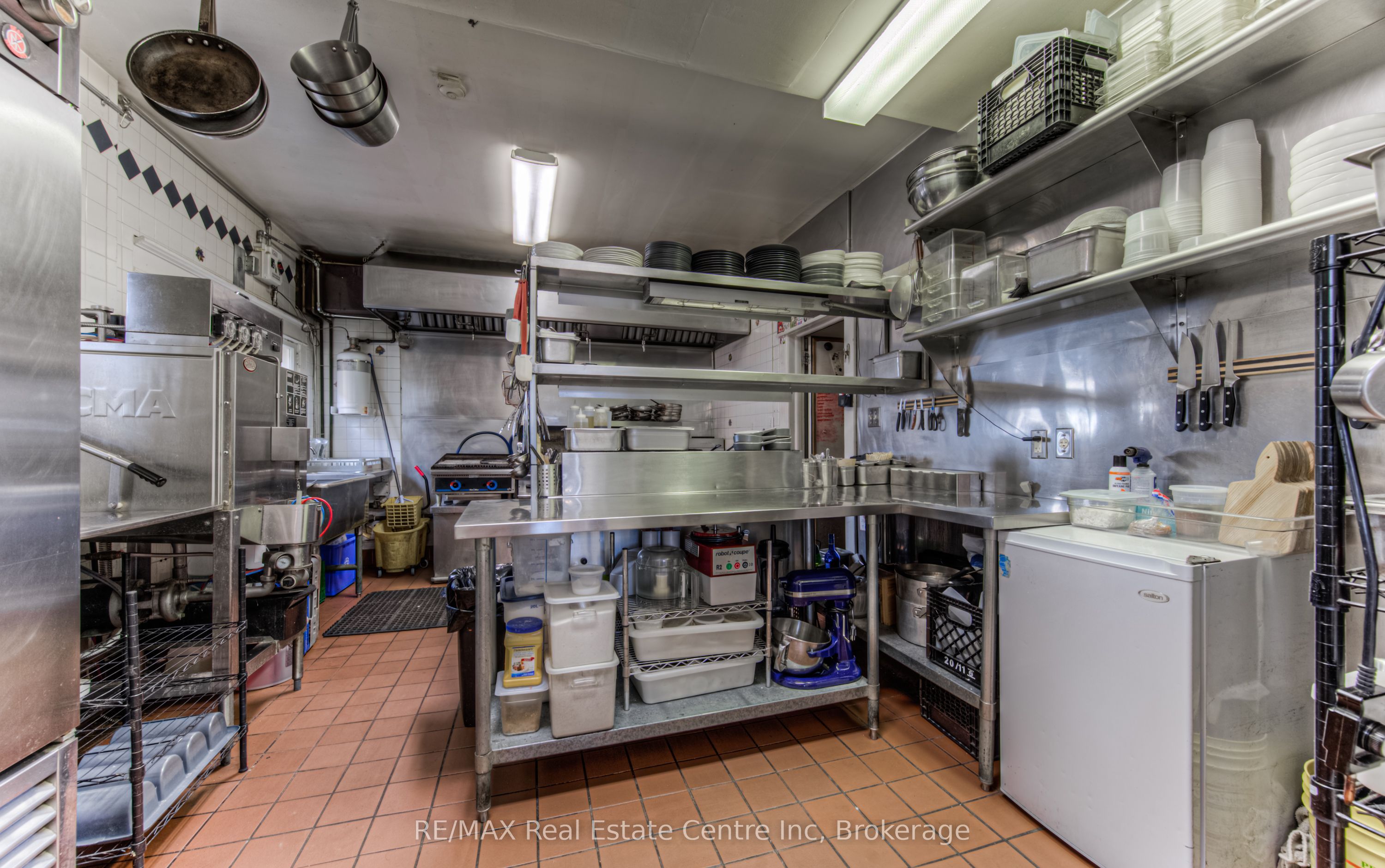 390 Main Street W Property Photo 17