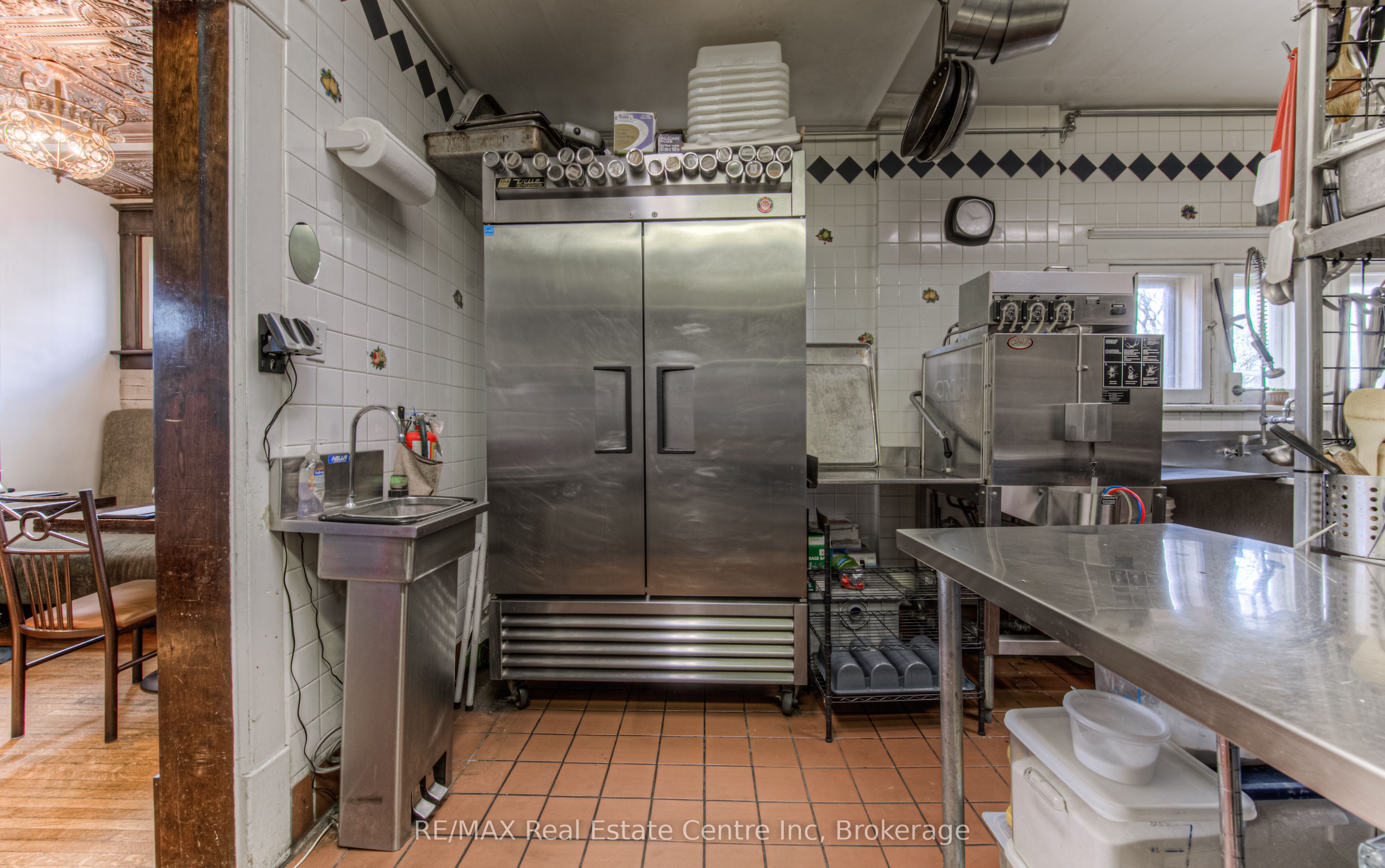 390 Main Street W Property Photo 18