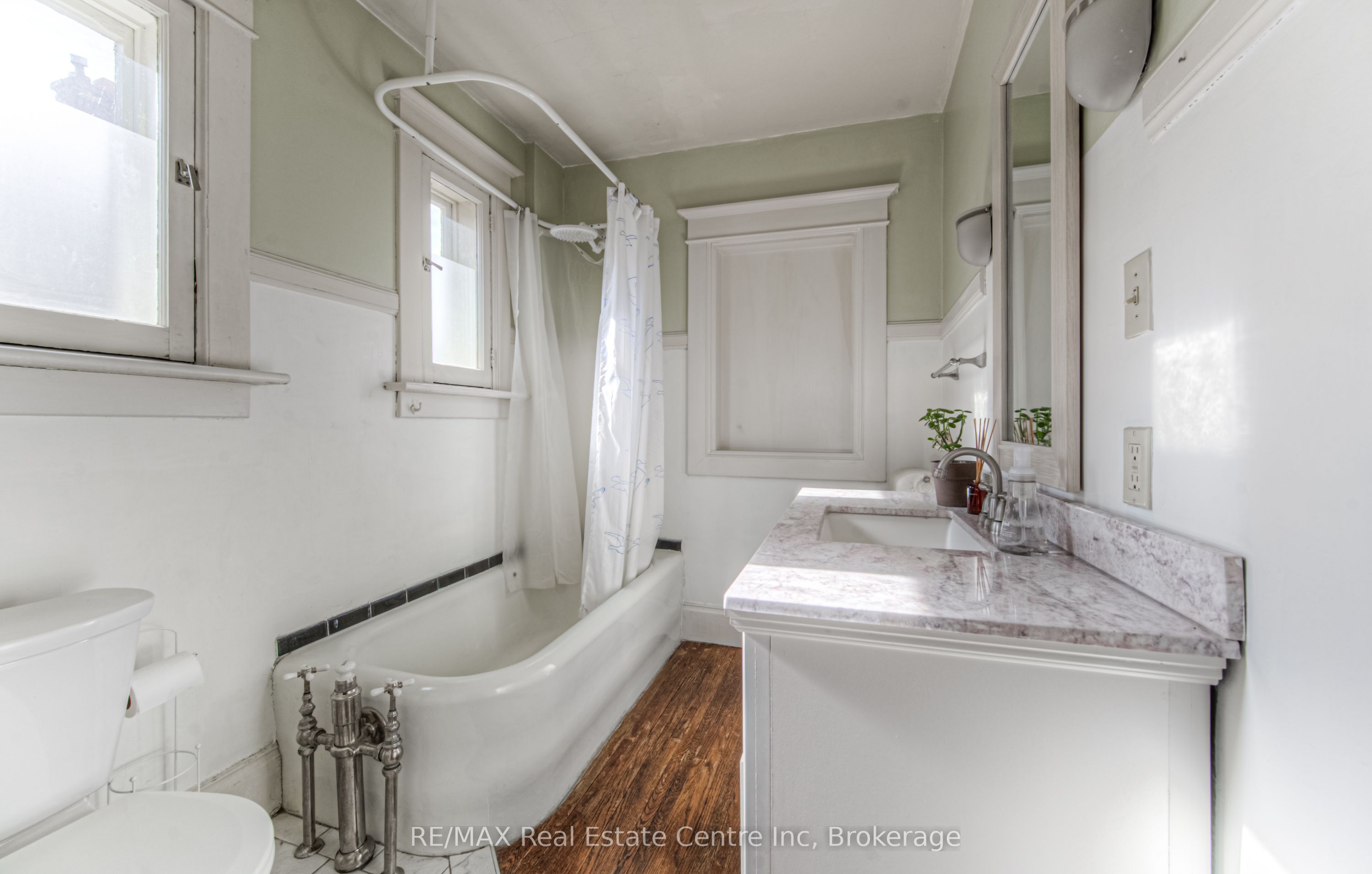 390 Main Street W Property Photo 26