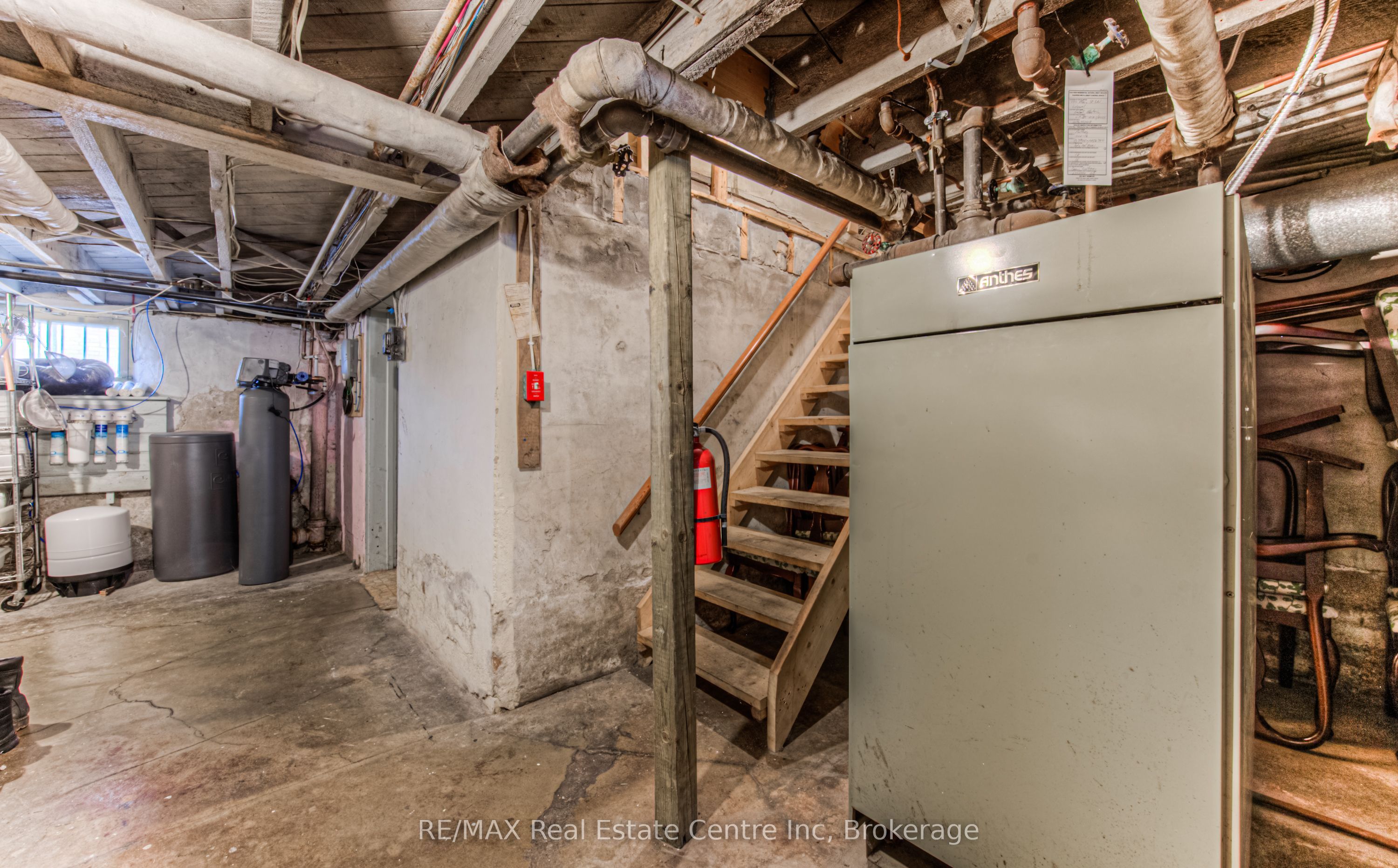 390 Main Street W Property Photo 36