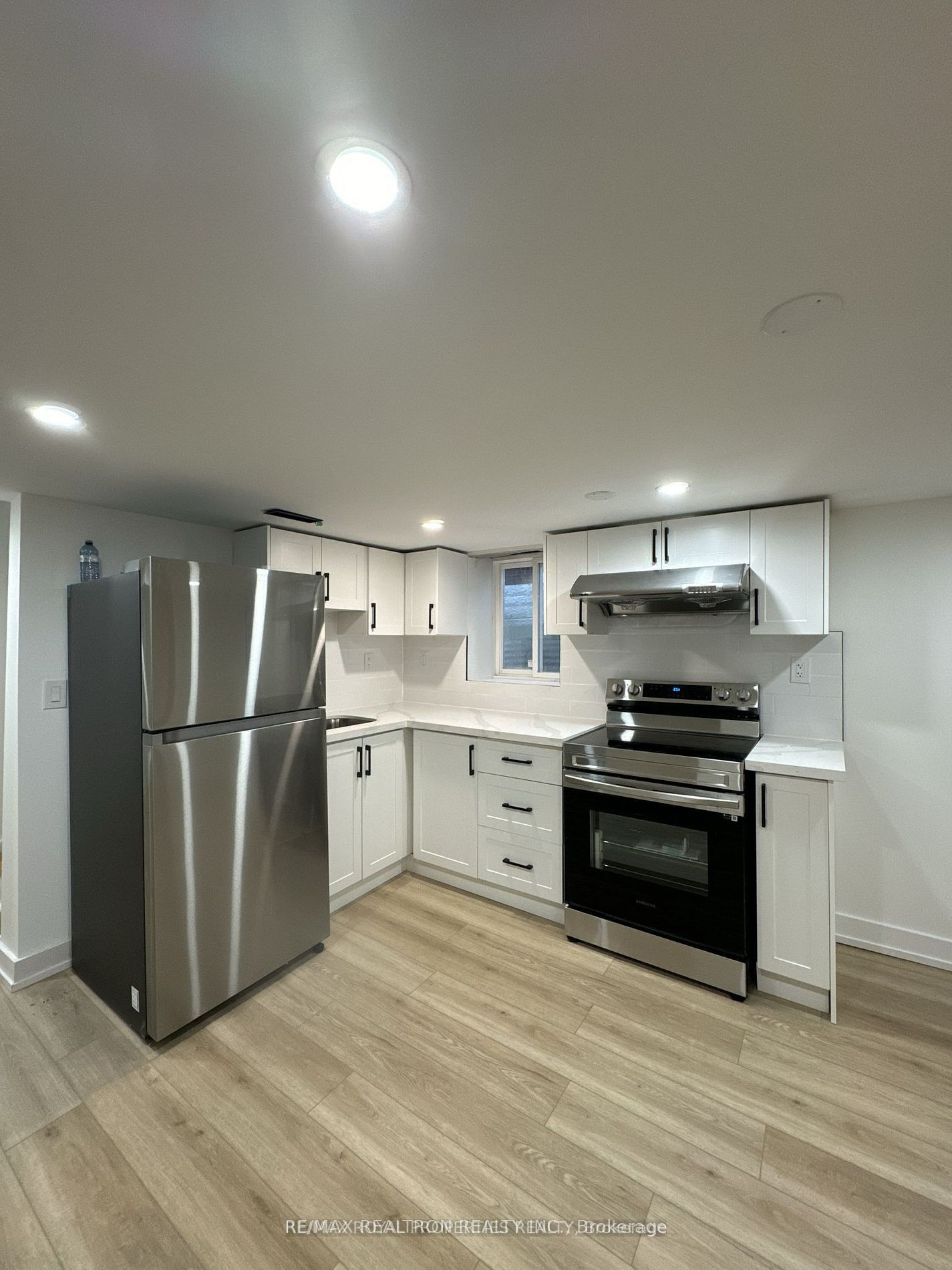 293 E 17th Street Property Photo 1