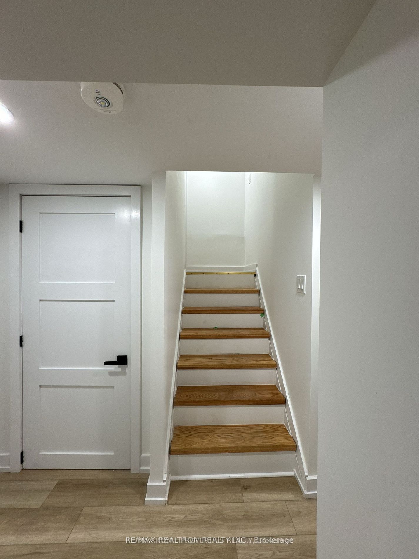 293 E 17th Street Property Photo 4