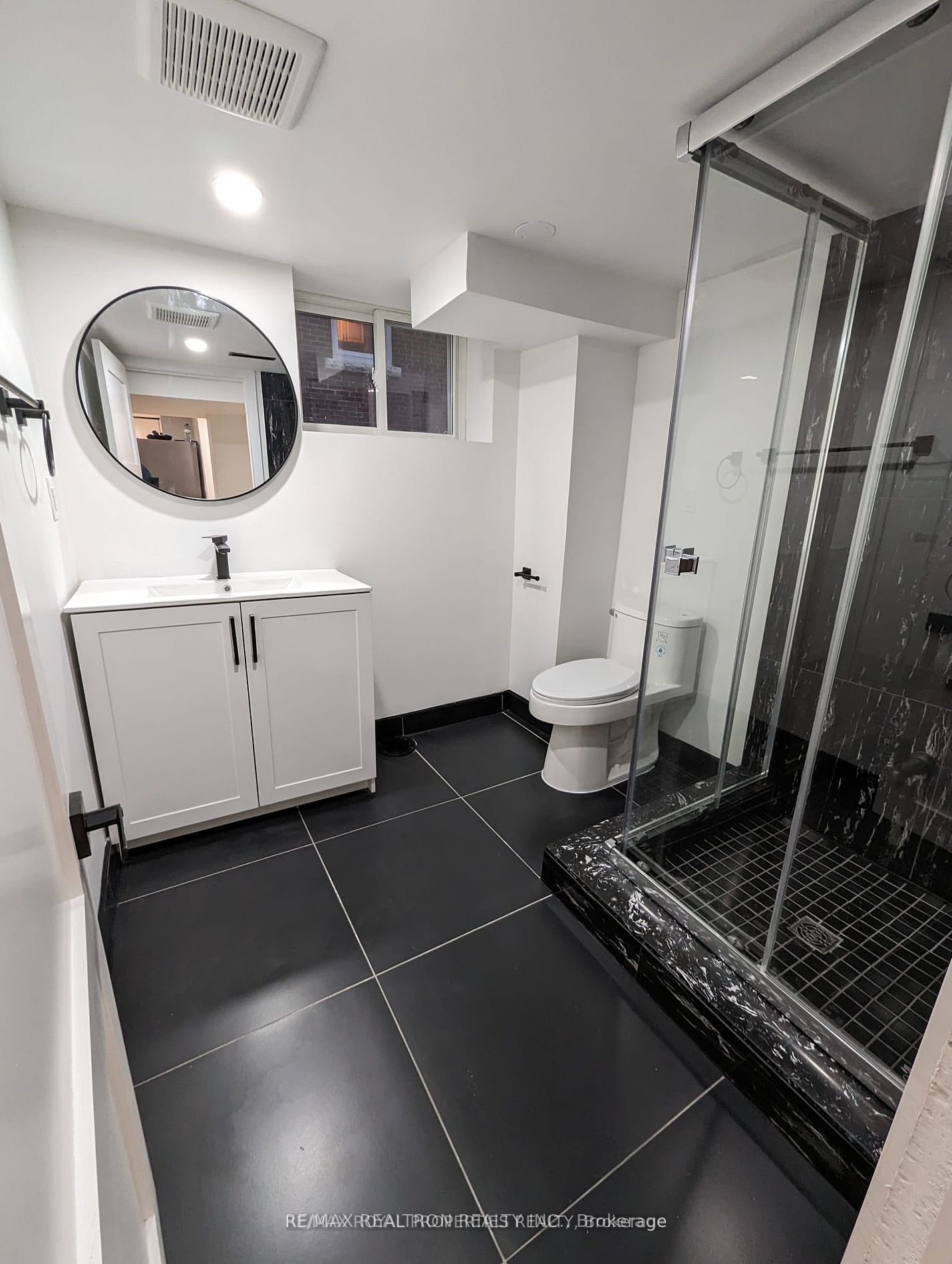 293 E 17th Street Property Photo 7