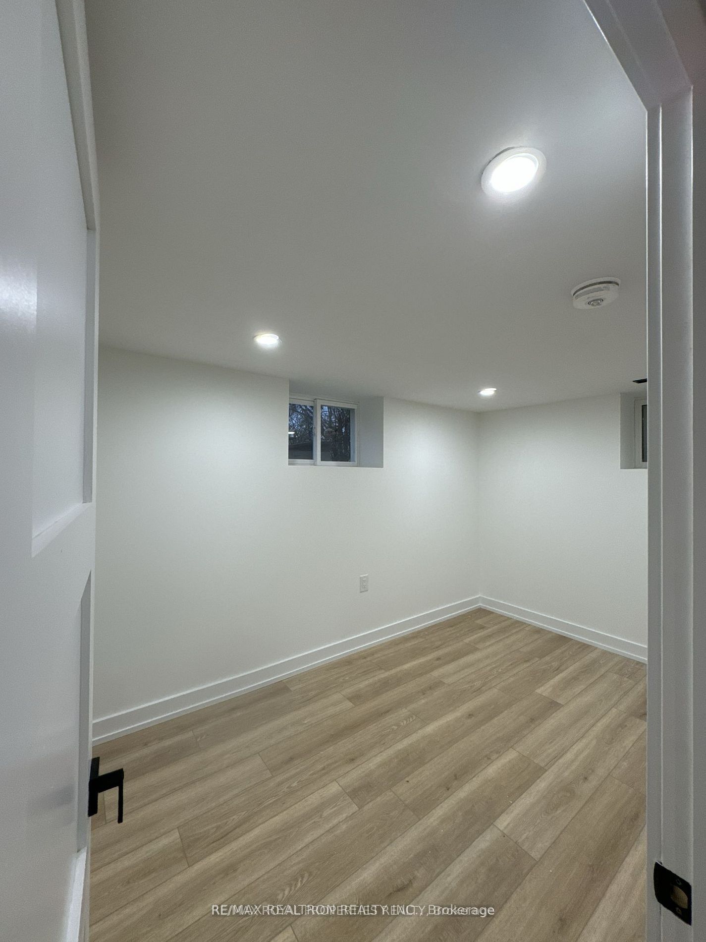 293 E 17th Street Property Photo 8