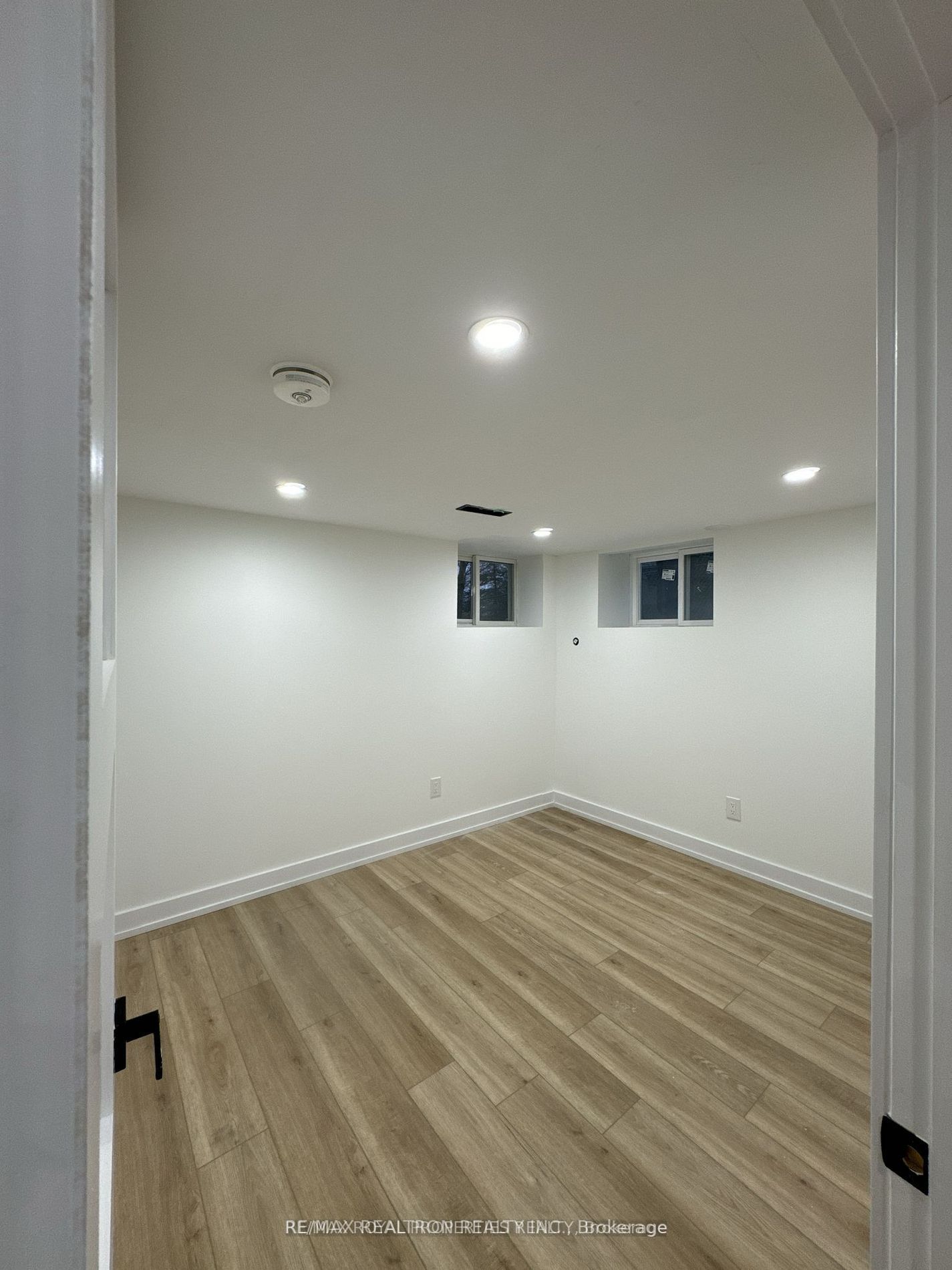 293 E 17th Street Property Photo 9