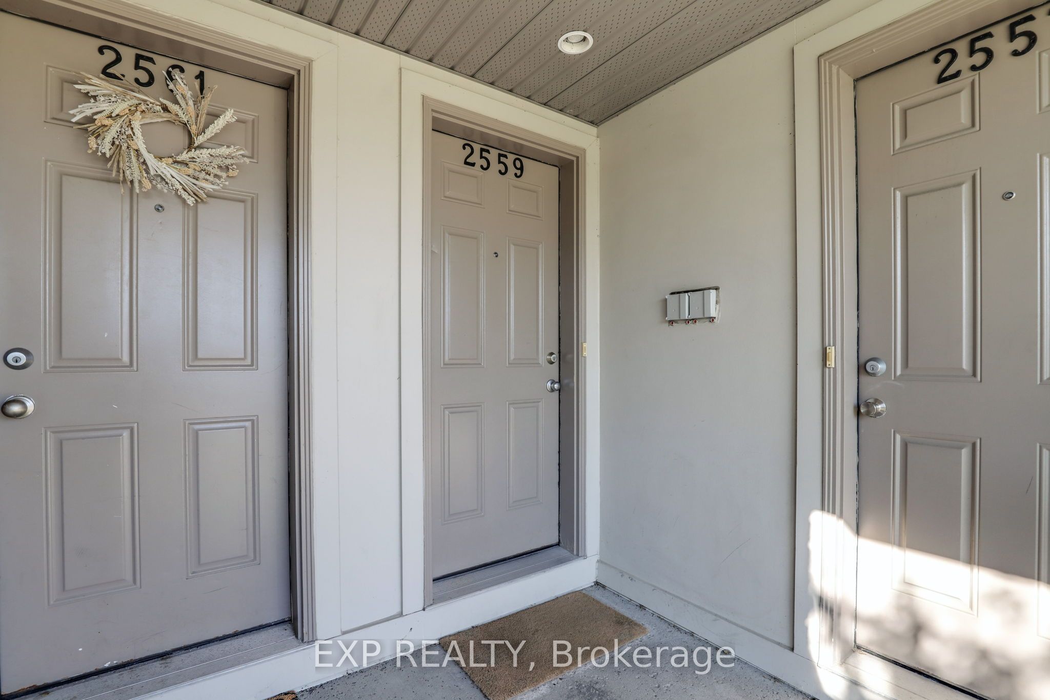 2559 Longfields Drive Property Photo 4