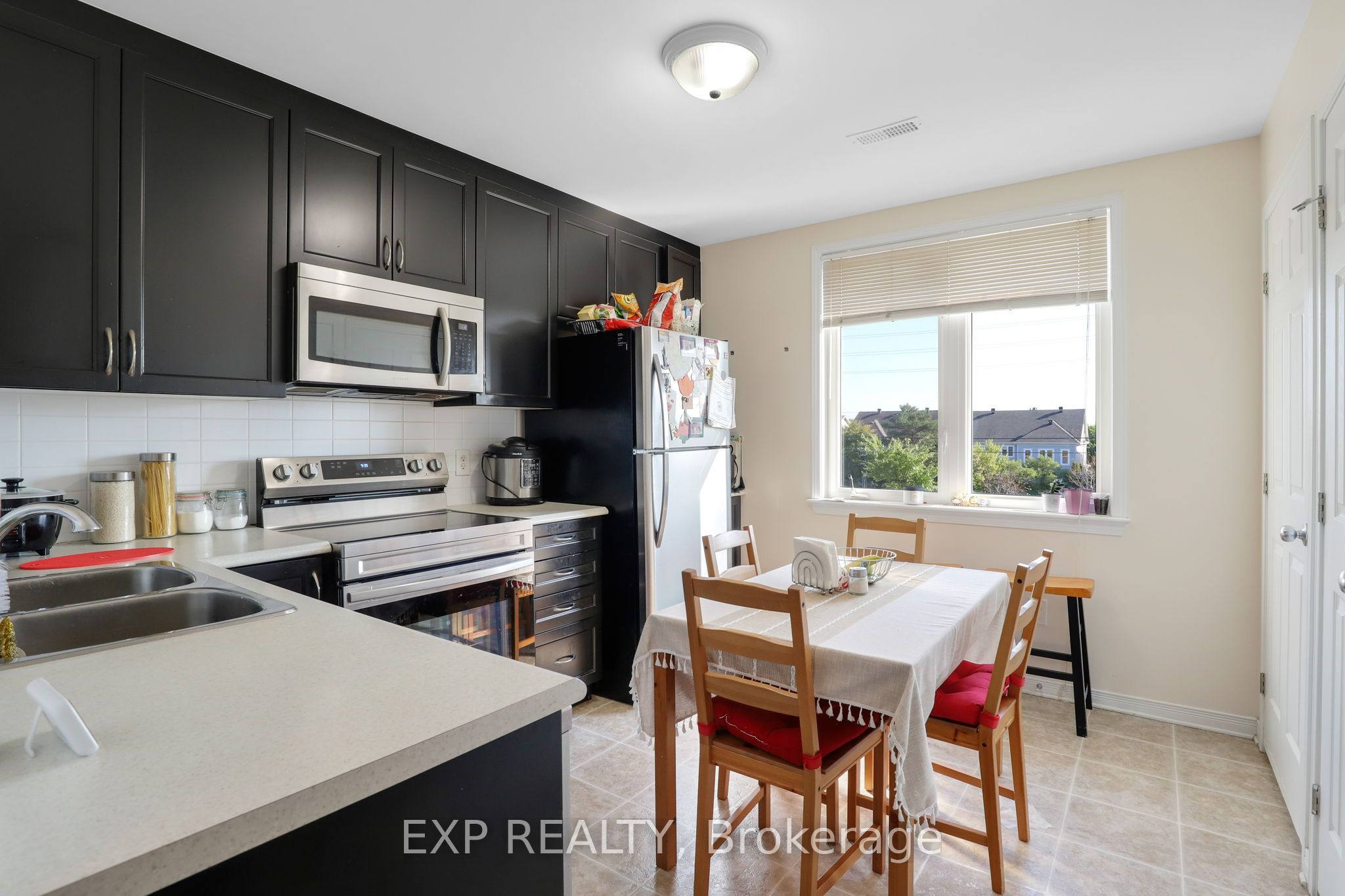 2559 Longfields Drive Property Photo 8