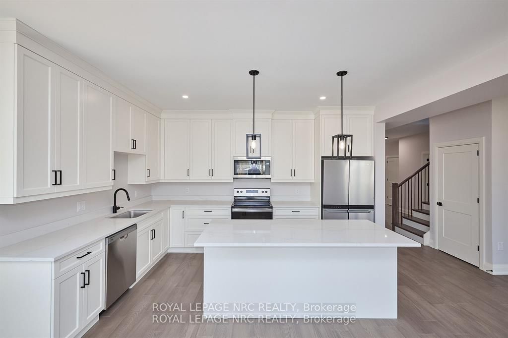 195 Hodgkins Ave Property Photo 2