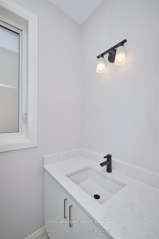 195 Hodgkins Ave Property Photo 4