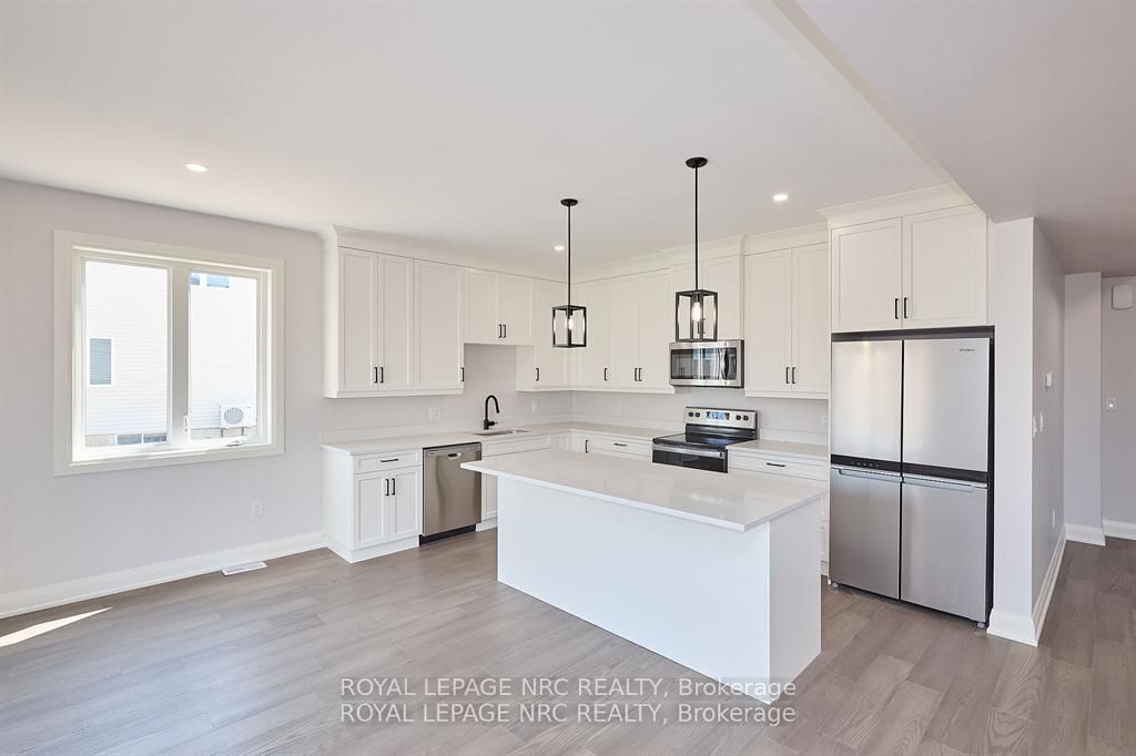 195 Hodgkins Ave Property Photo 5