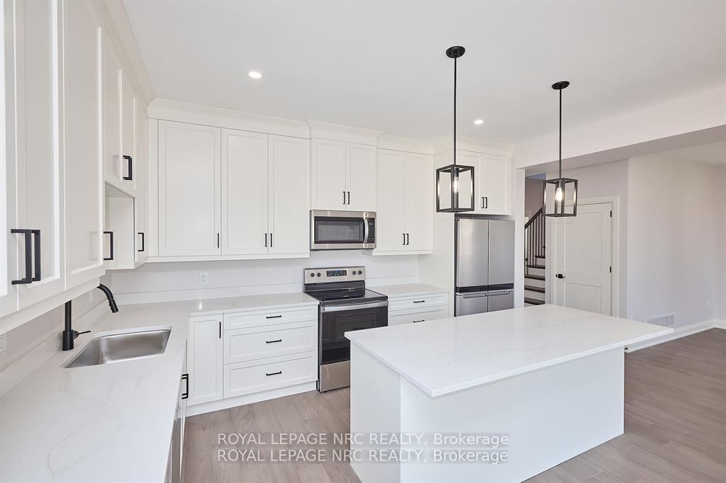 195 Hodgkins Ave Property Photo 6