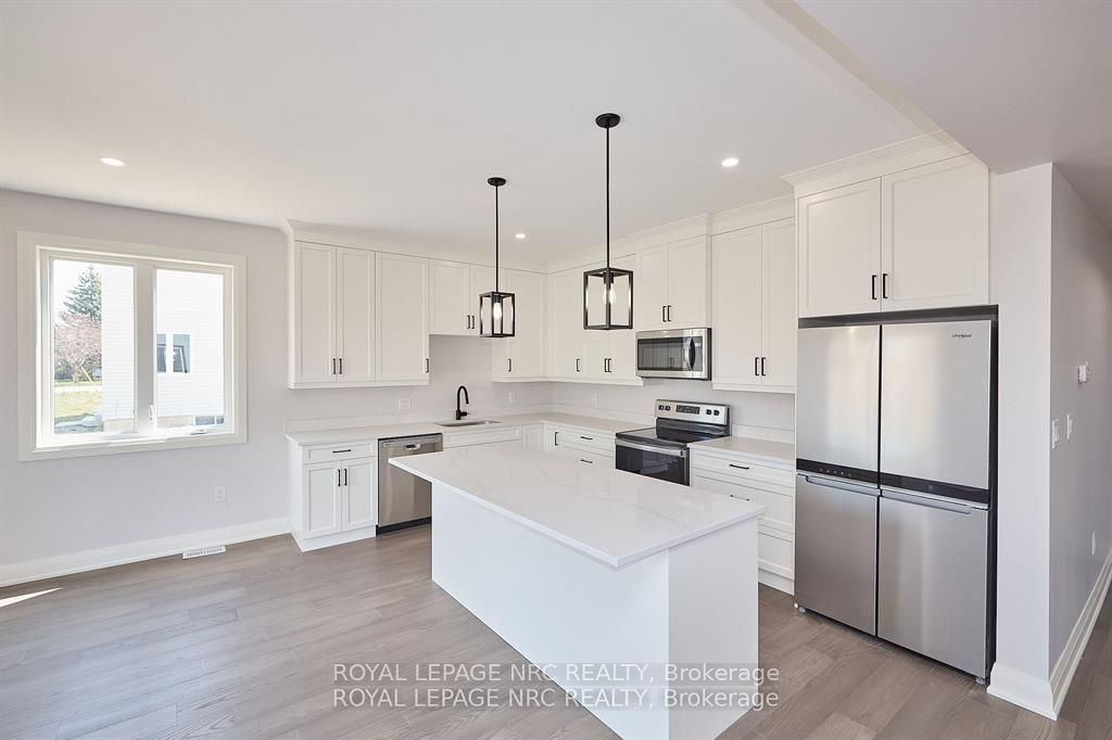 195 Hodgkins Ave Property Photo 8