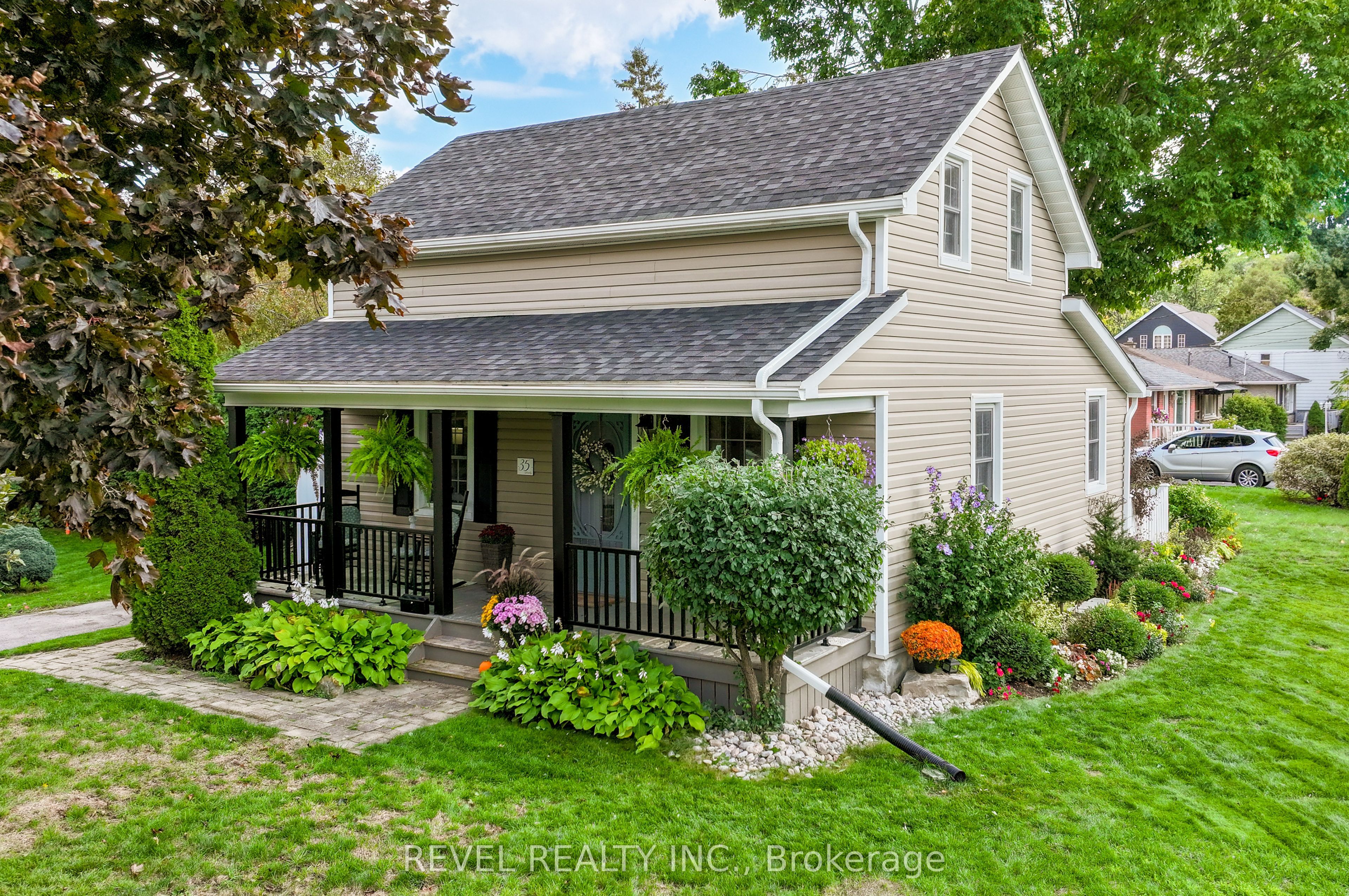 35 Glenelg Street E Property Photo 3