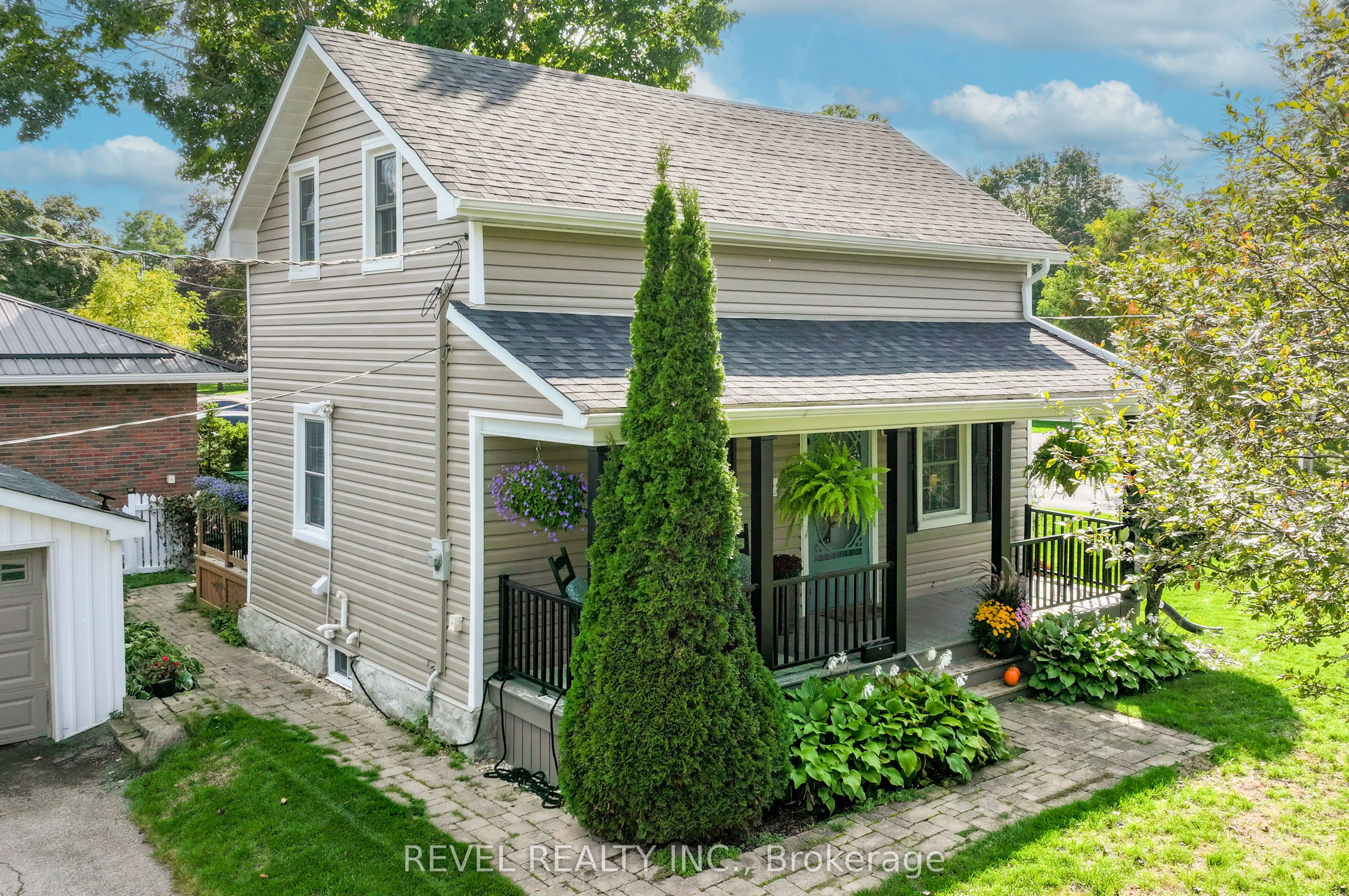 35 Glenelg Street E Property Photo 6