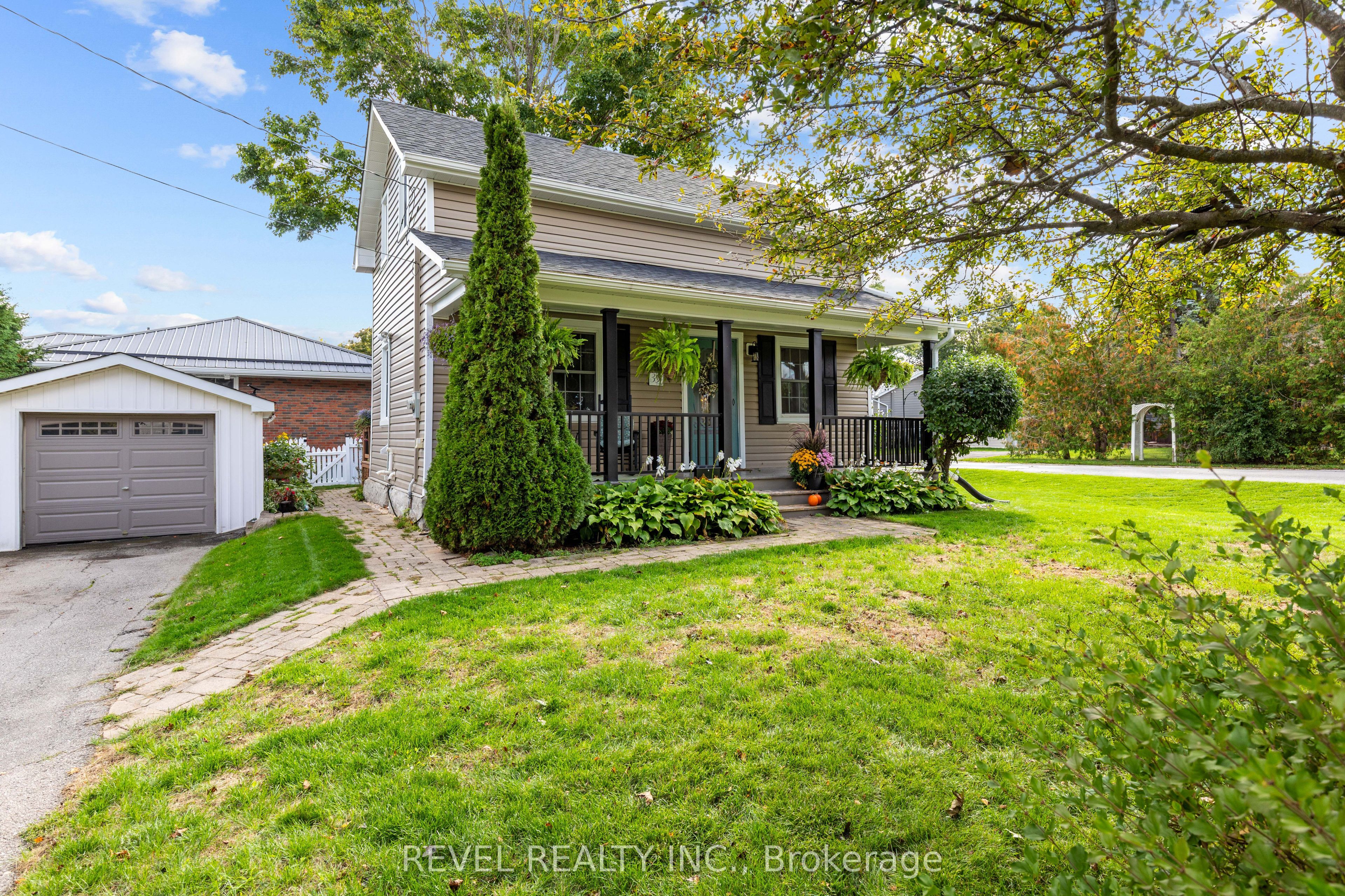 35 Glenelg Street E Property Photo 7