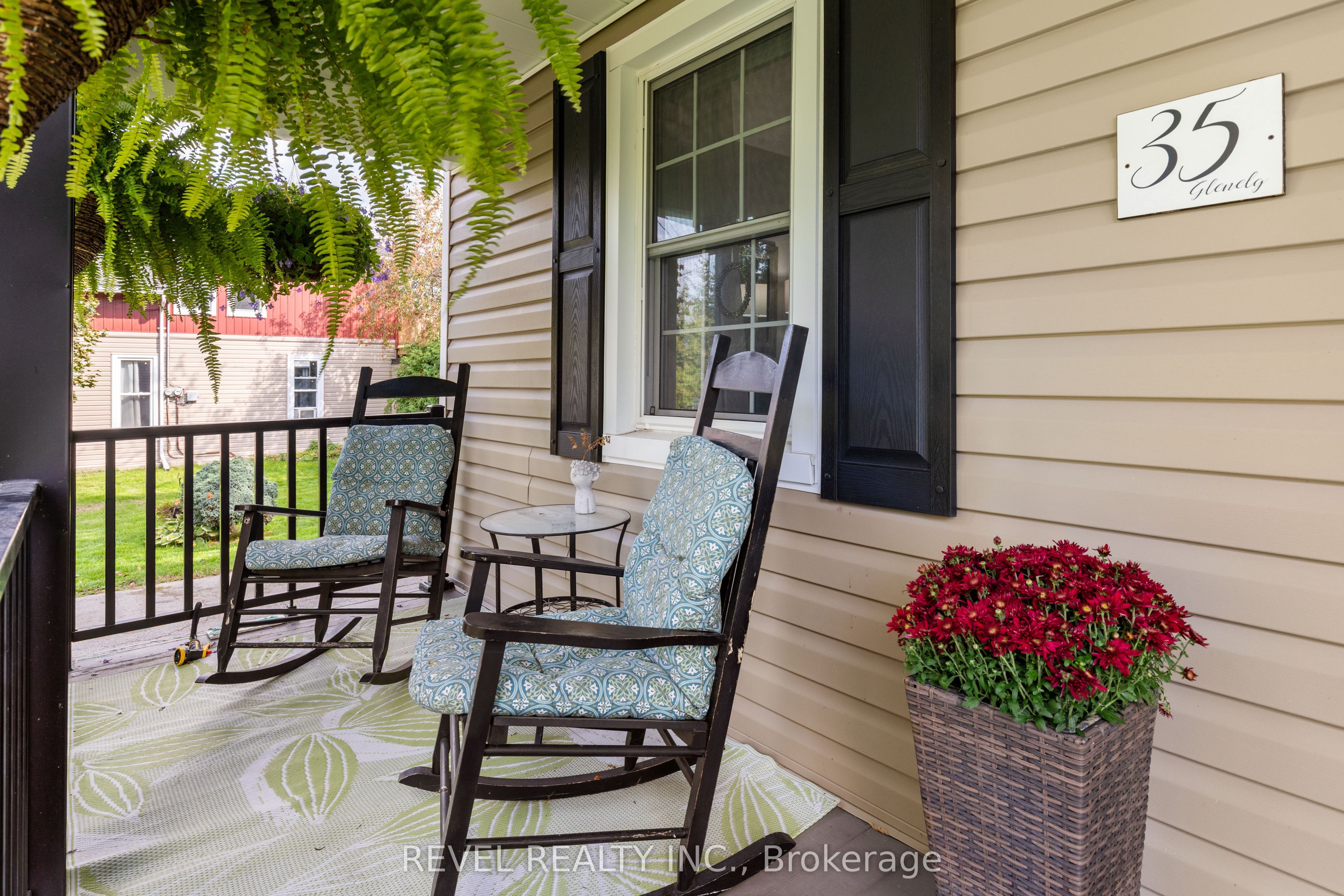 35 Glenelg Street E Property Photo 9