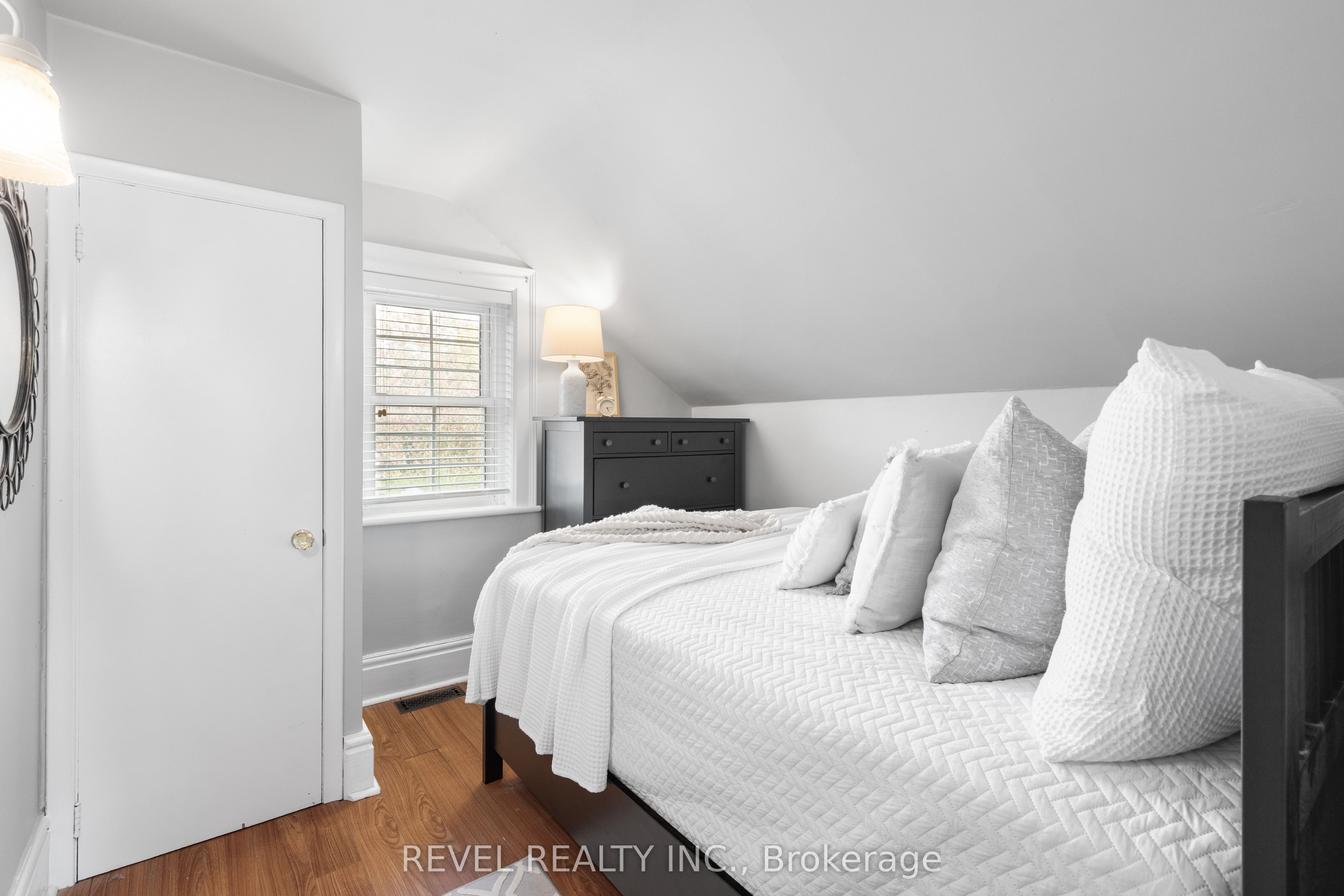 35 Glenelg Street E Property Photo 31