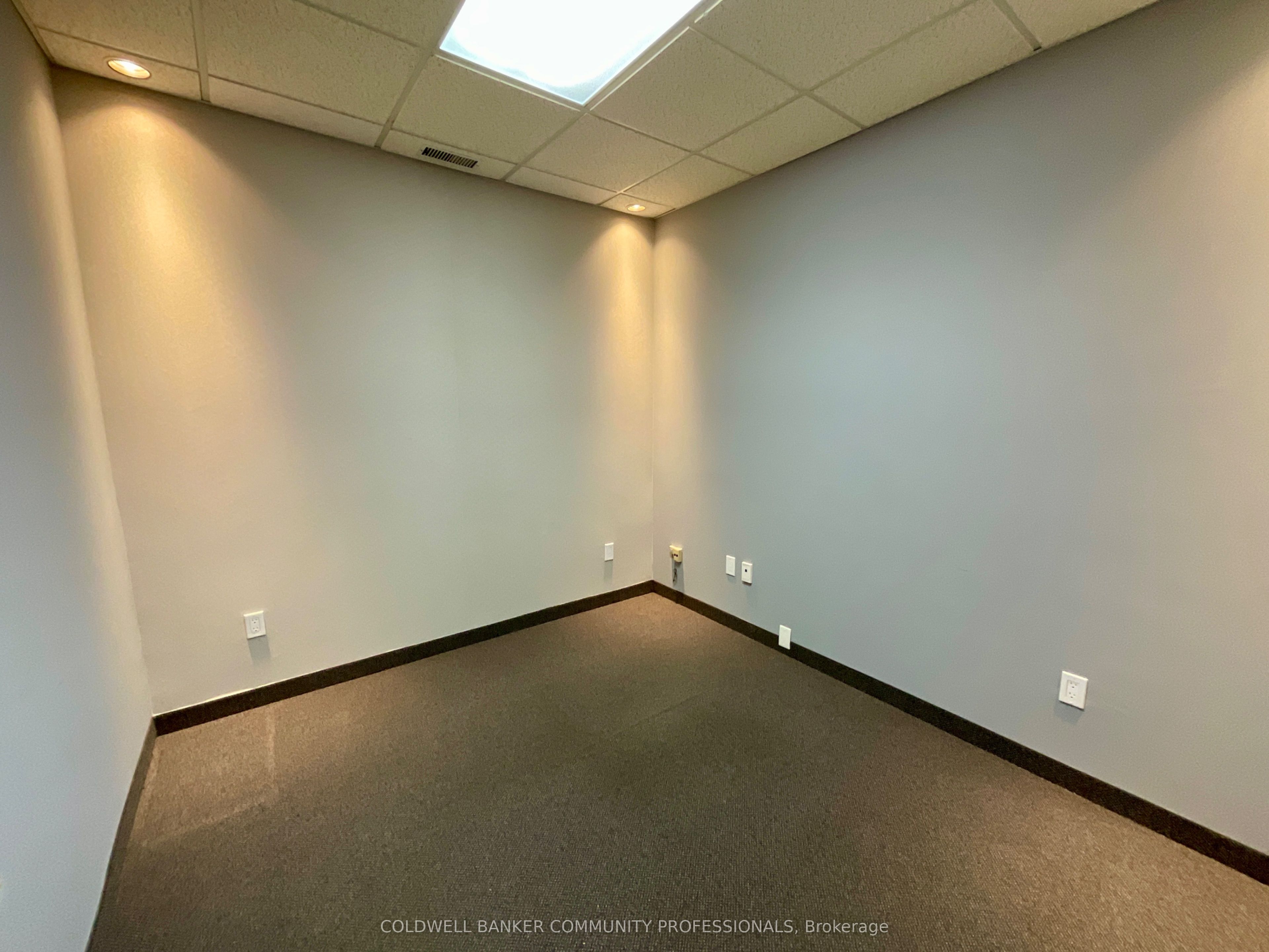 1359 Main St E Property Photo 7