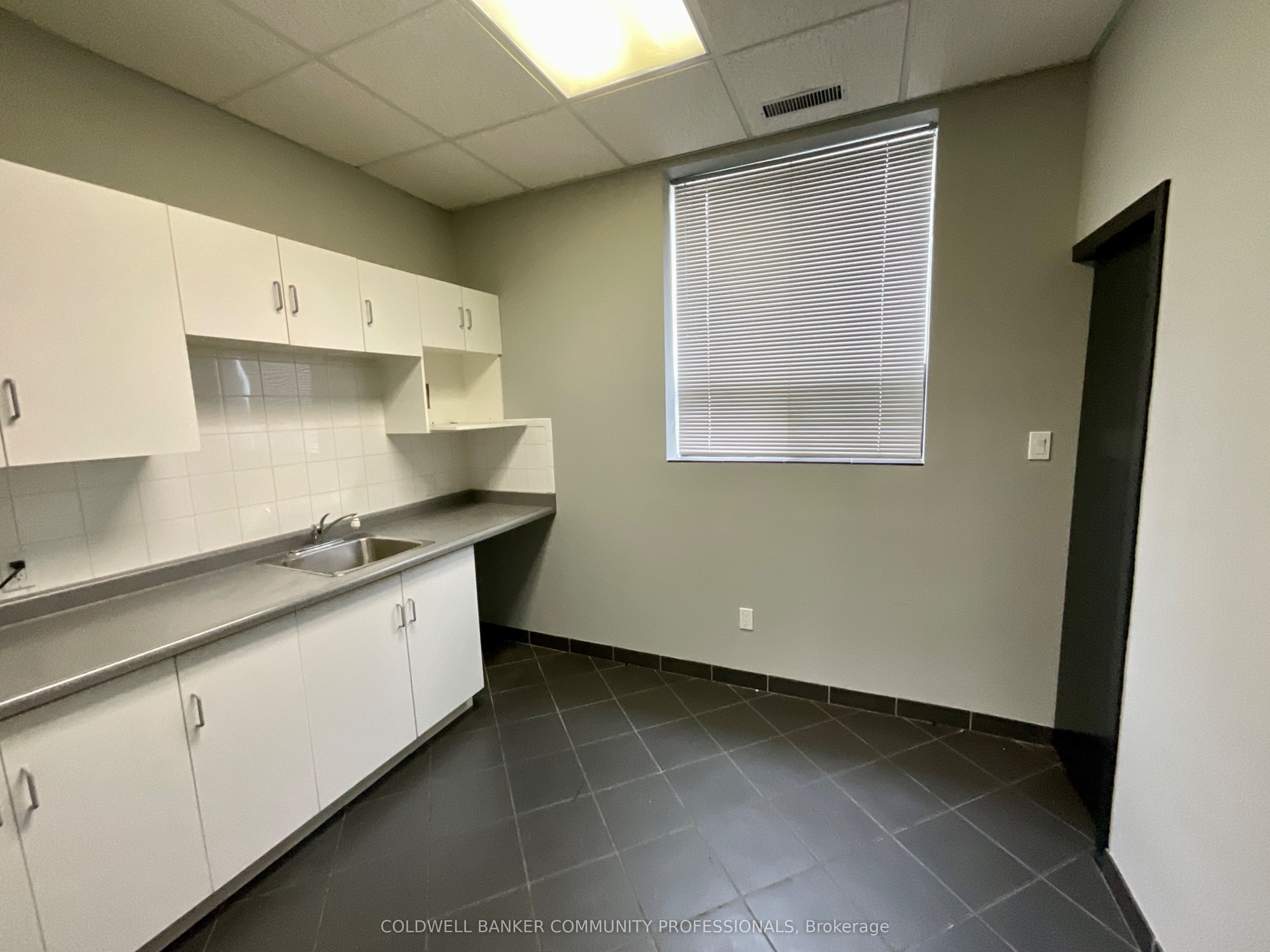 1359 Main St E Property Photo 10